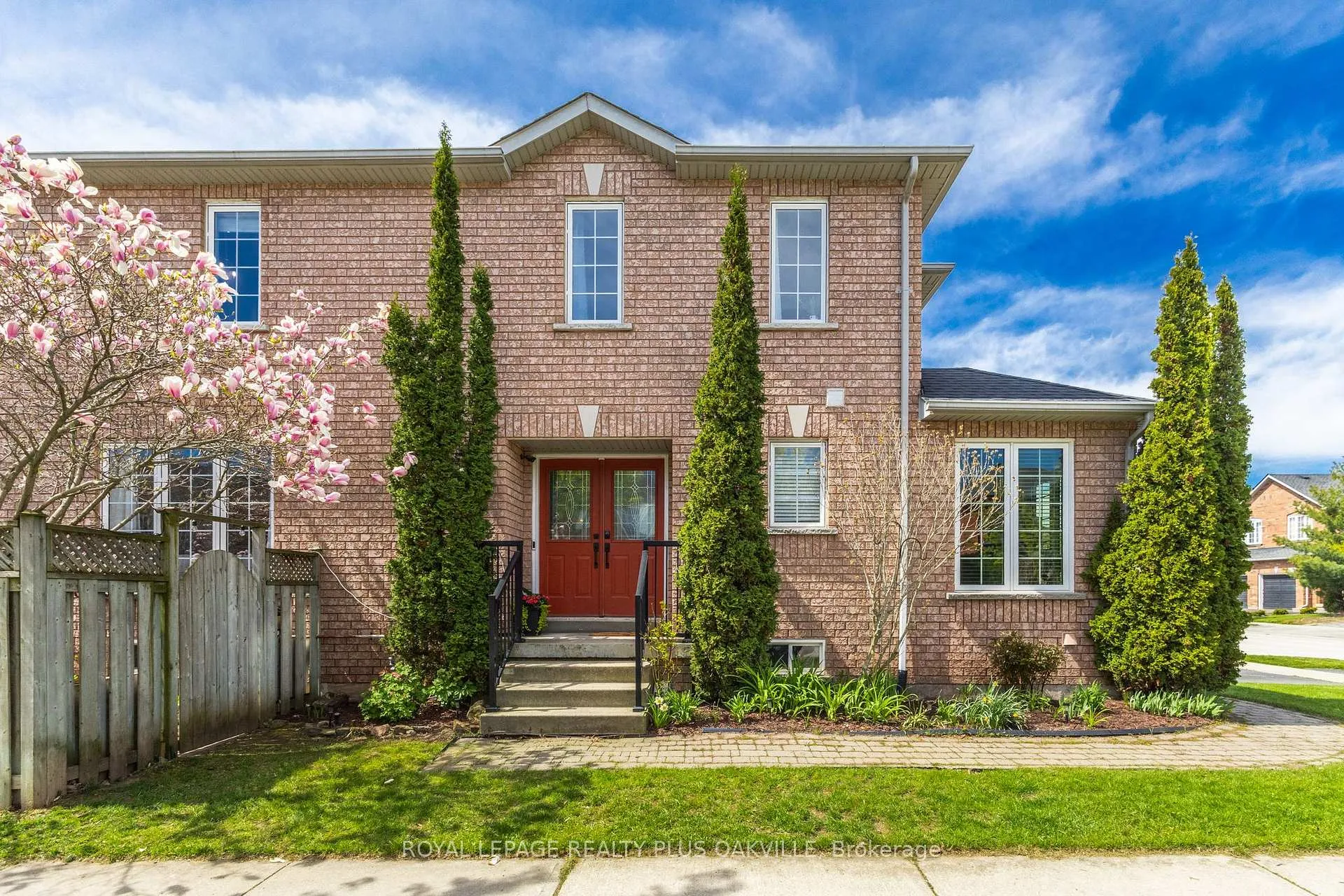 Photo 5 of 5200 Des Jardines Drive, Burlington, Uptown — HOMEH