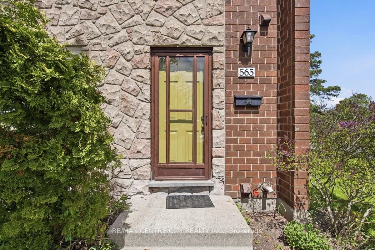 Photo 2 of 565 Griffith Street, London, South K — HOMEH