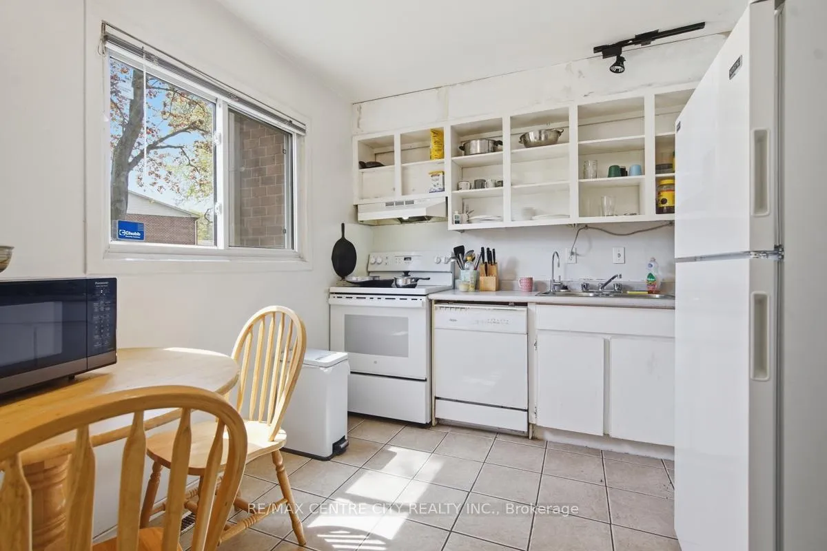 Photo 4 of 565 Griffith Street, London, South K — HOMEH