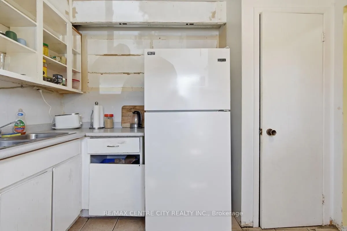 Photo 5 of 565 Griffith Street, London, South K — HOMEH