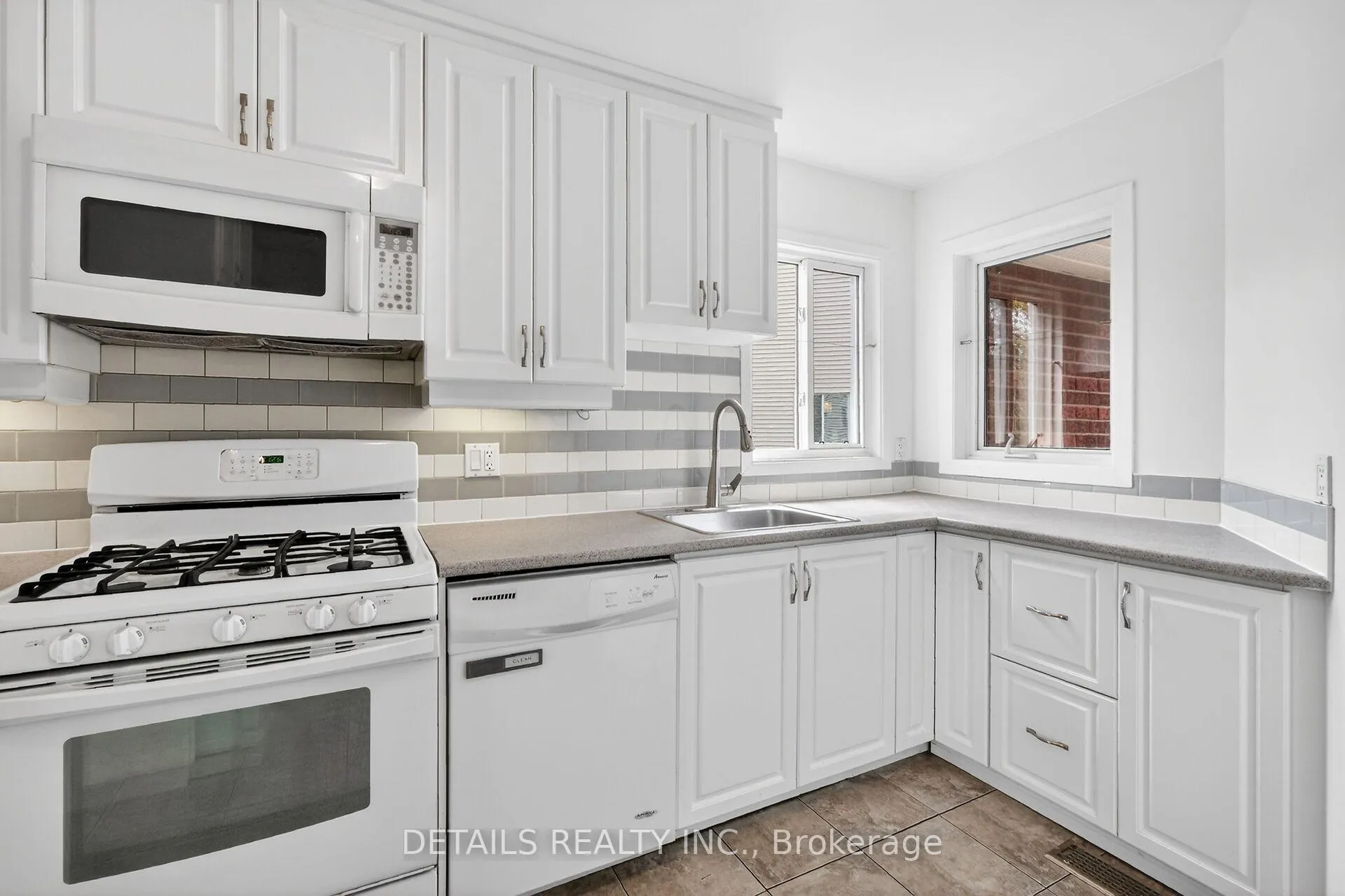 Photo 12 of Unit 43, 23 Clifford Private, Ottawa, Hunt Club Park — HOMEH