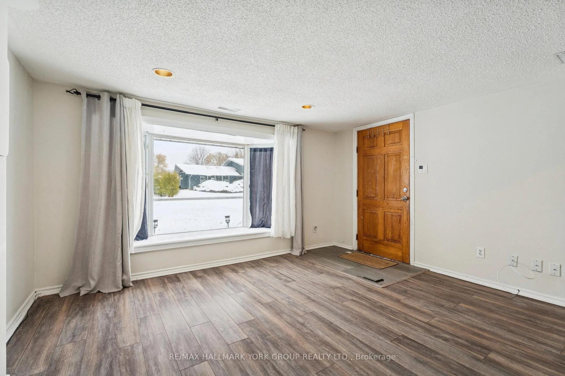 Photo 4 of Unit (East), 351 Winnifred Drive, Georgina, Keswick South — HOMEH