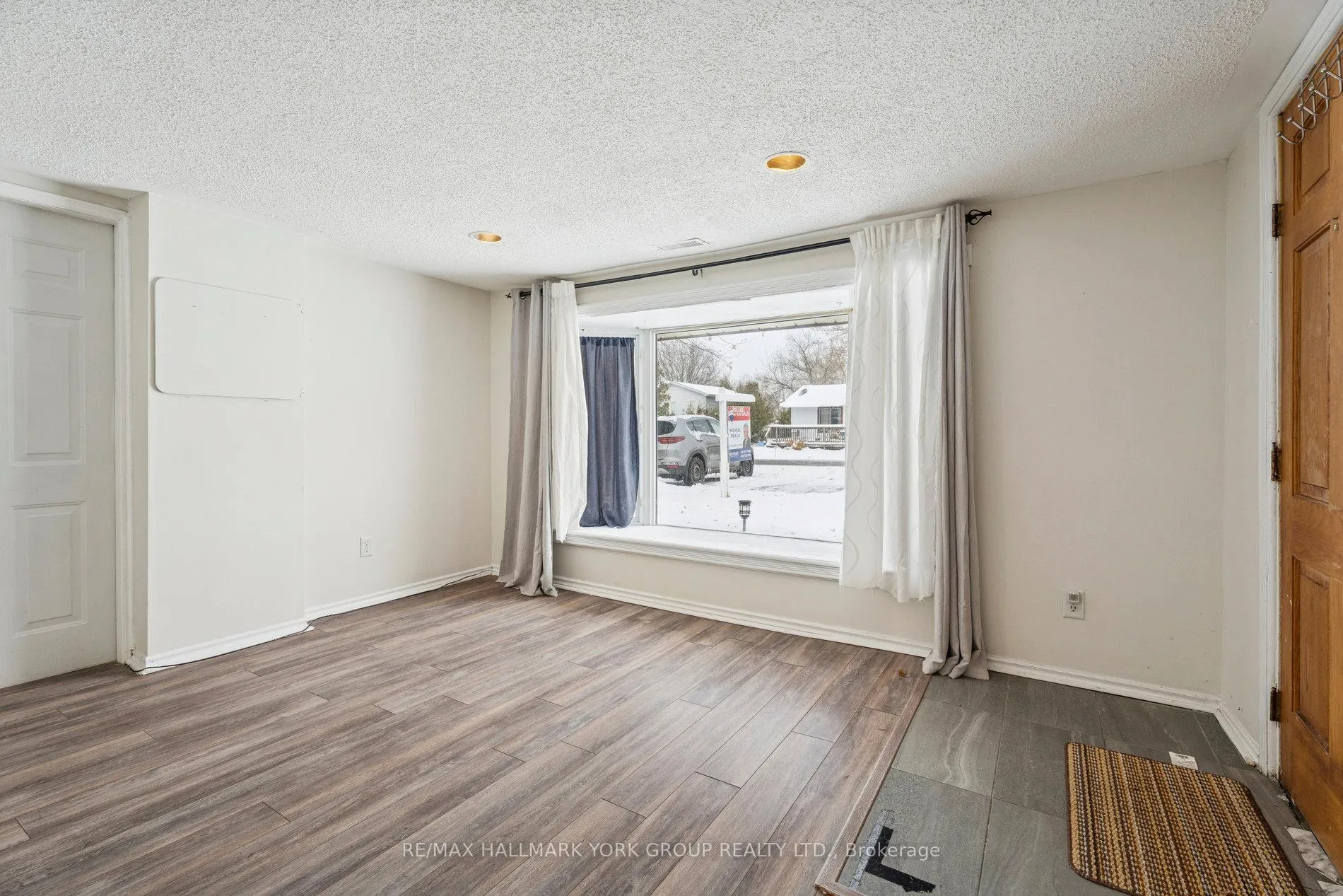 Photo 5 of Unit (East), 351 Winnifred Drive, Georgina, Keswick South — HOMEH
