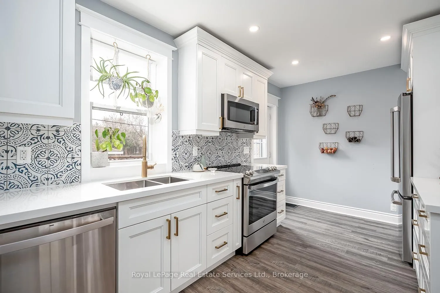 Photo 13 of 35 Park Row N, Hamilton, Crown Point — HOMEH