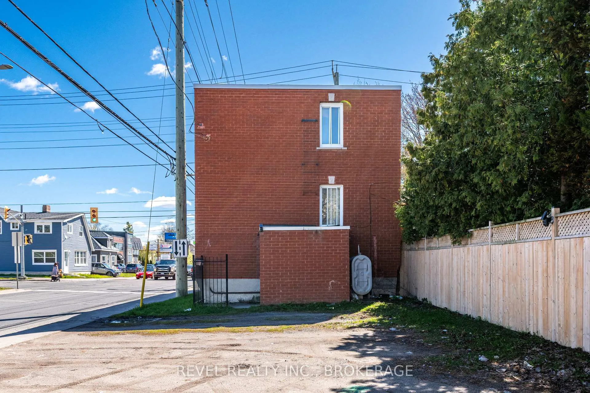 Photo 4 of 546 Macdonnell Street, Kingston, East of Sir John A. Blvd — HOMEH