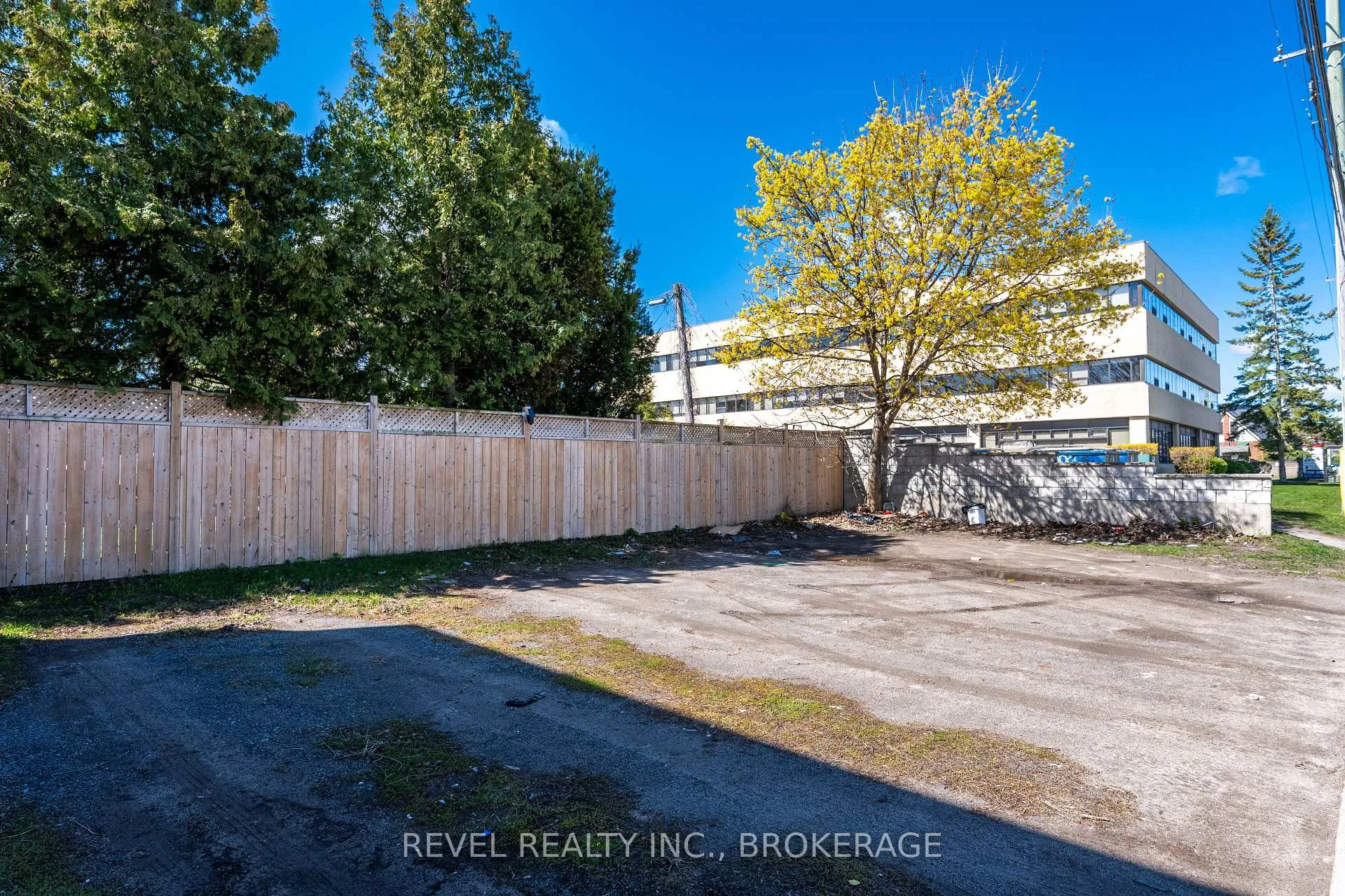 Photo 5 of 546 Macdonnell Street, Kingston, East of Sir John A. Blvd — HOMEH