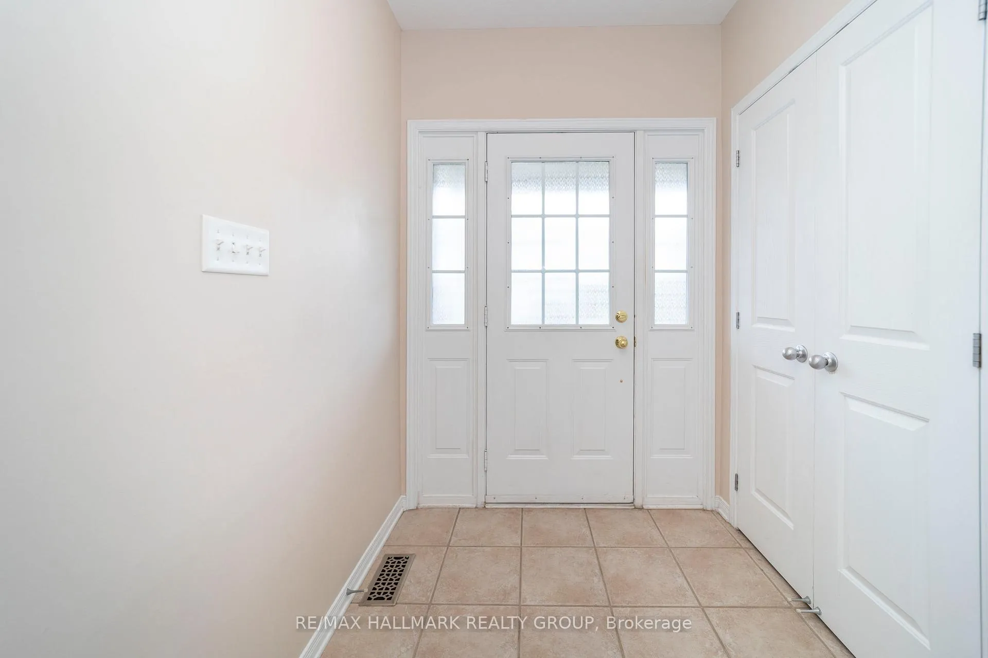 Photo 4 of 10 Fieldberry Private, Ottawa, Barrhaven - Stonebridge — HOMEH