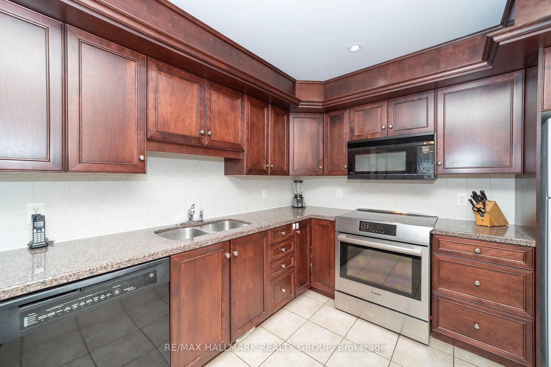 Photo 17 of 10 Fieldberry Private, Ottawa, Barrhaven - Stonebridge — HOMEH