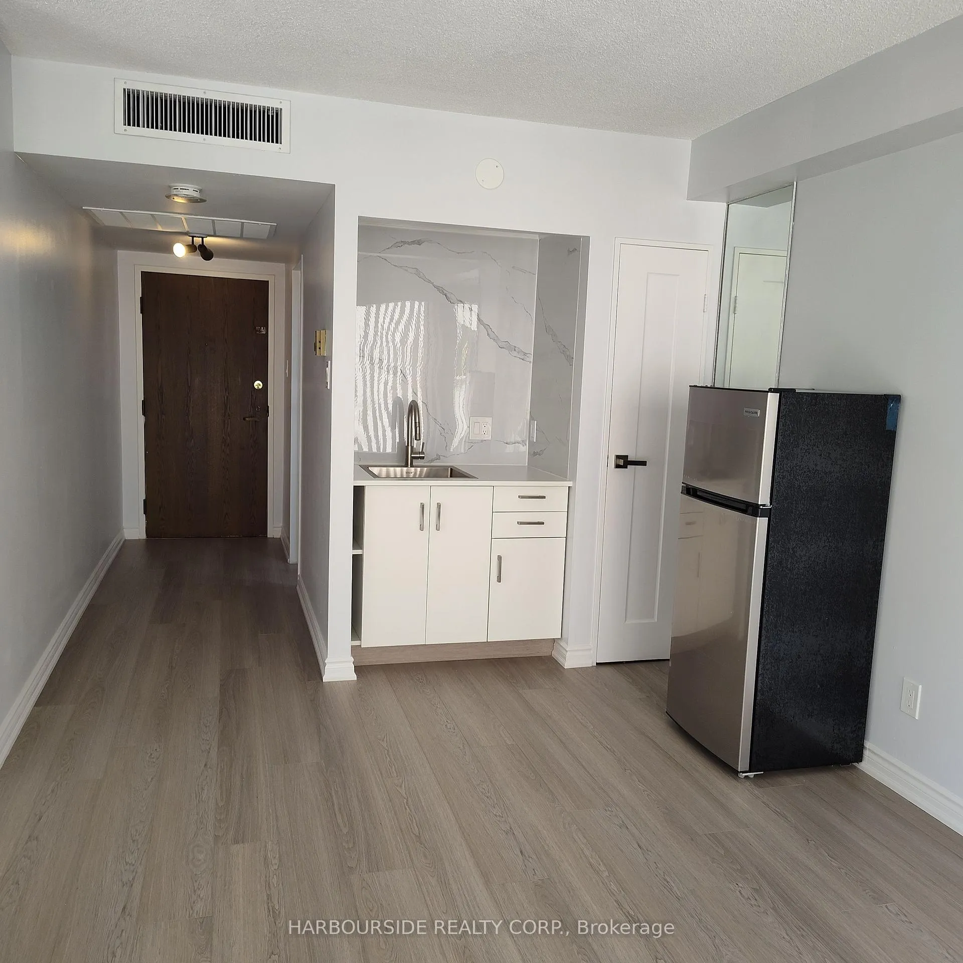 Photo 4 of Unit 405, 65 Harbour Square, Toronto, Waterfront Communities — HOMEH