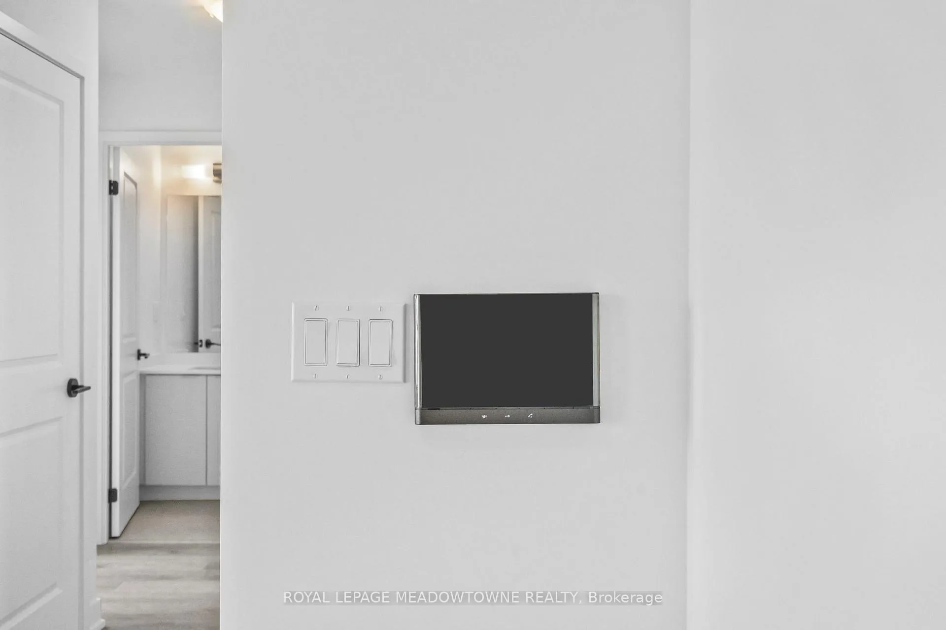 Photo 3 of Unit 902, 2075 Lakeshore Road, Burlington, Brant — HOMEH