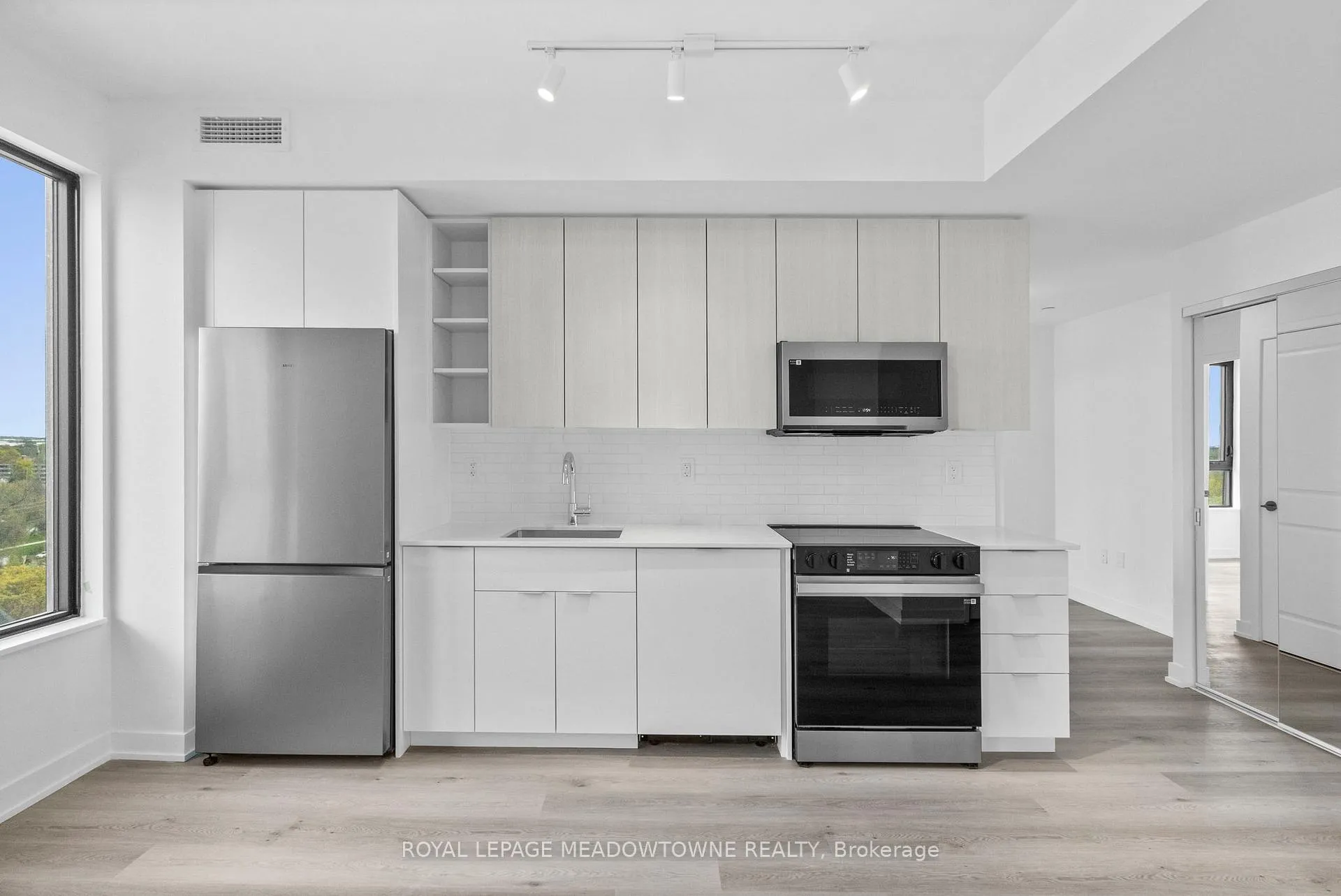 Photo 5 of Unit 902, 2075 Lakeshore Road, Burlington, Brant — HOMEH