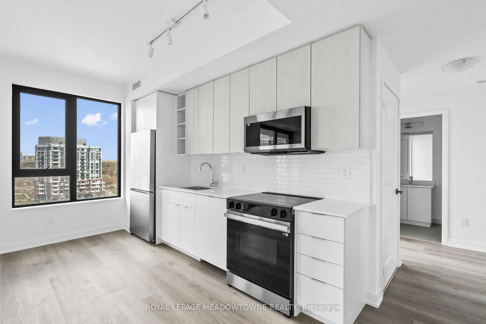 Photo 6 of Unit 902, 2075 Lakeshore Road, Burlington, Brant — HOMEH