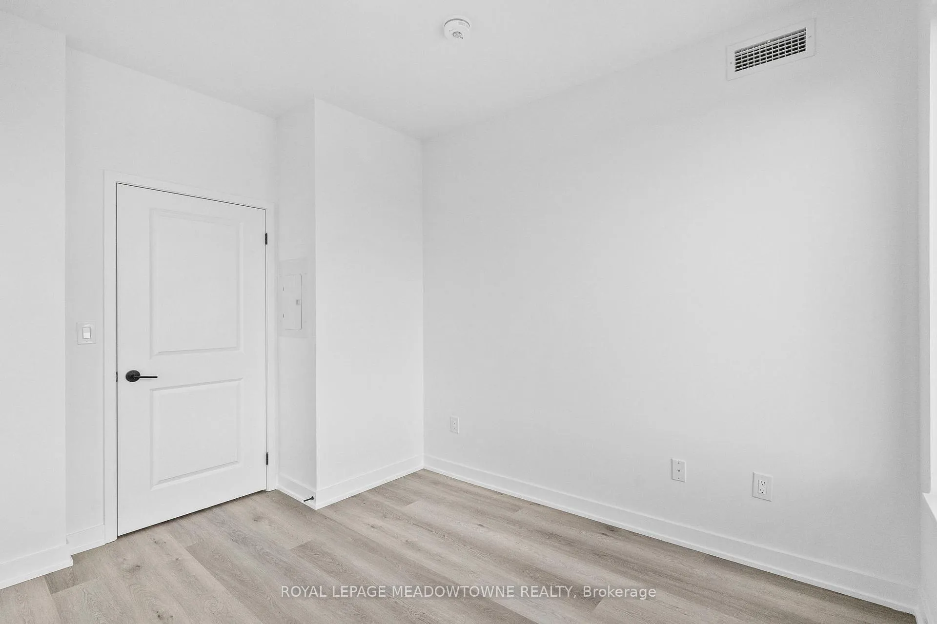 Photo 23 of Unit 902, 2075 Lakeshore Road, Burlington, Brant — HOMEH