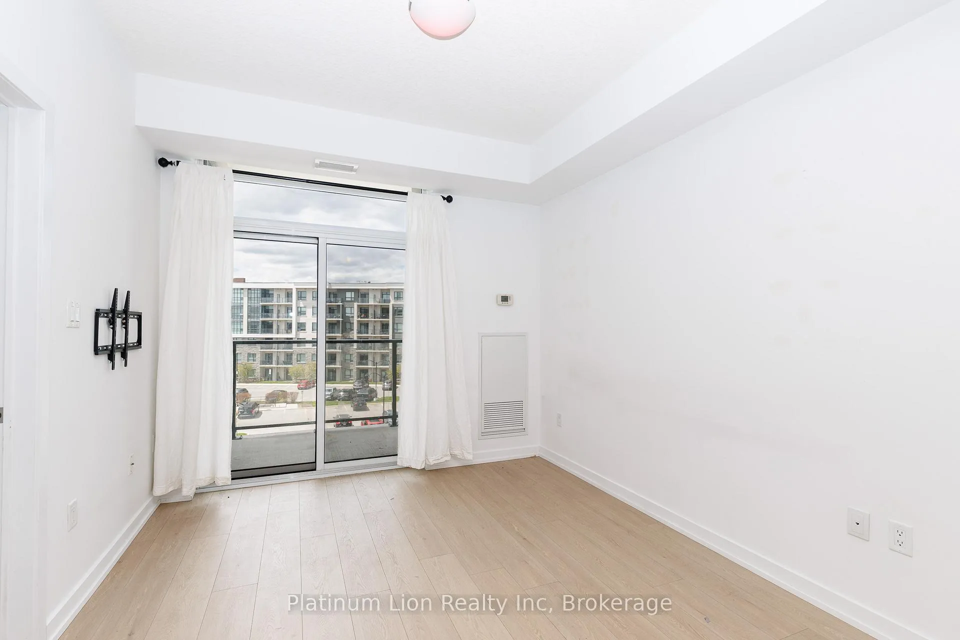 Photo 3 of Unit 428, 101 Shoreview Place, Hamilton, Lakeshore — HOMEH