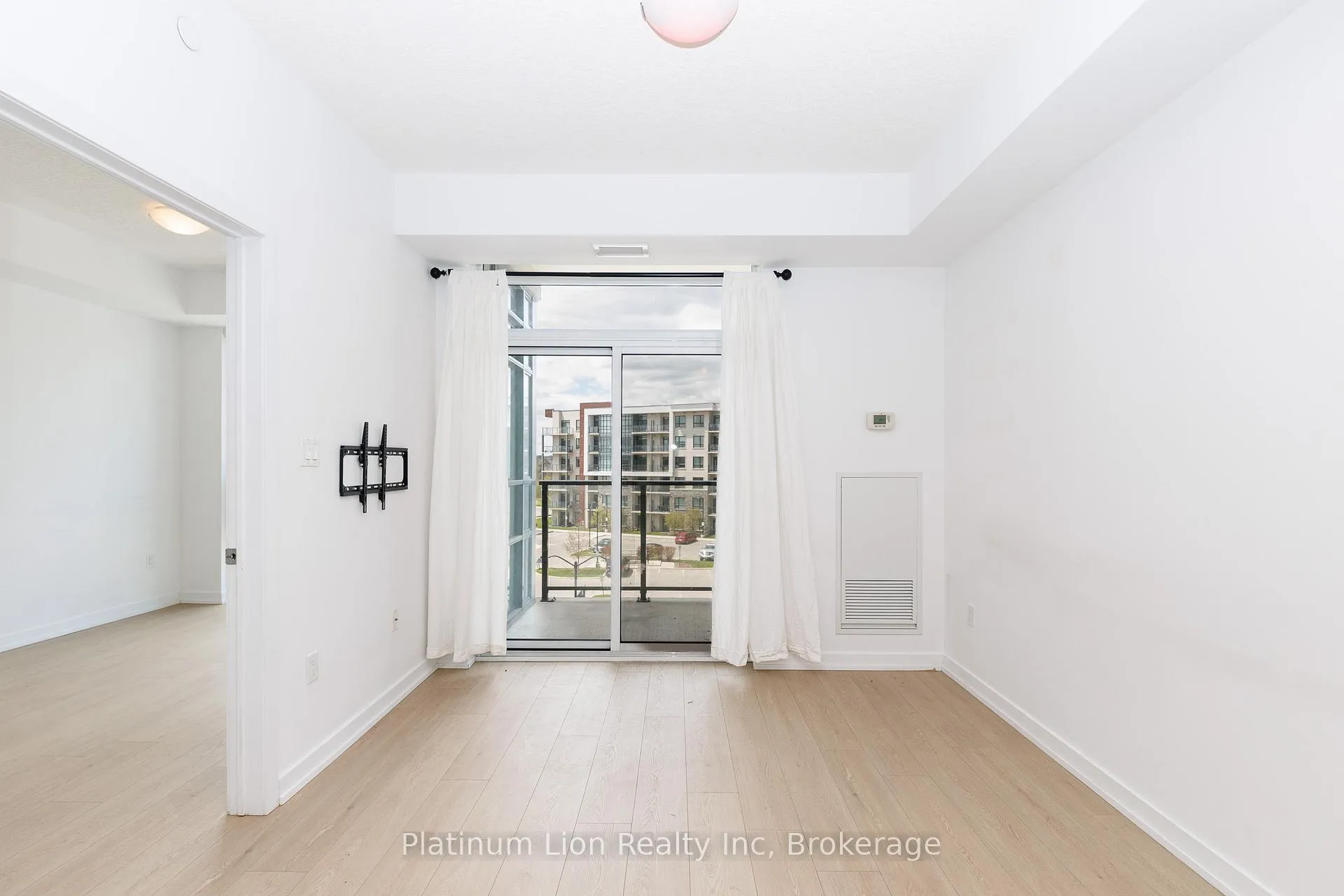Photo 4 of Unit 428, 101 Shoreview Place, Hamilton, Lakeshore — HOMEH