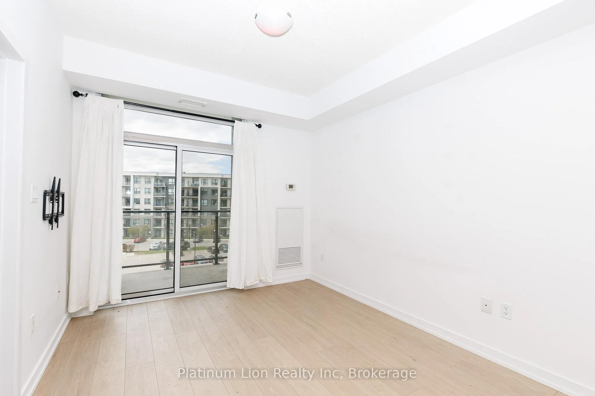 Photo 5 of Unit 428, 101 Shoreview Place, Hamilton, Lakeshore — HOMEH