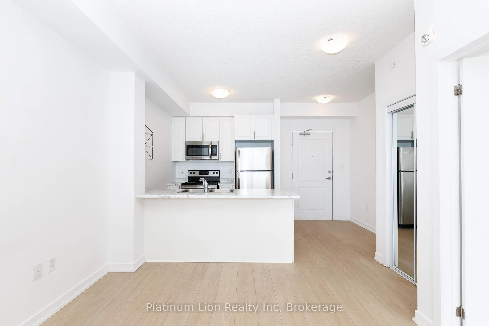 Photo 6 of Unit 428, 101 Shoreview Place, Hamilton, Lakeshore — HOMEH