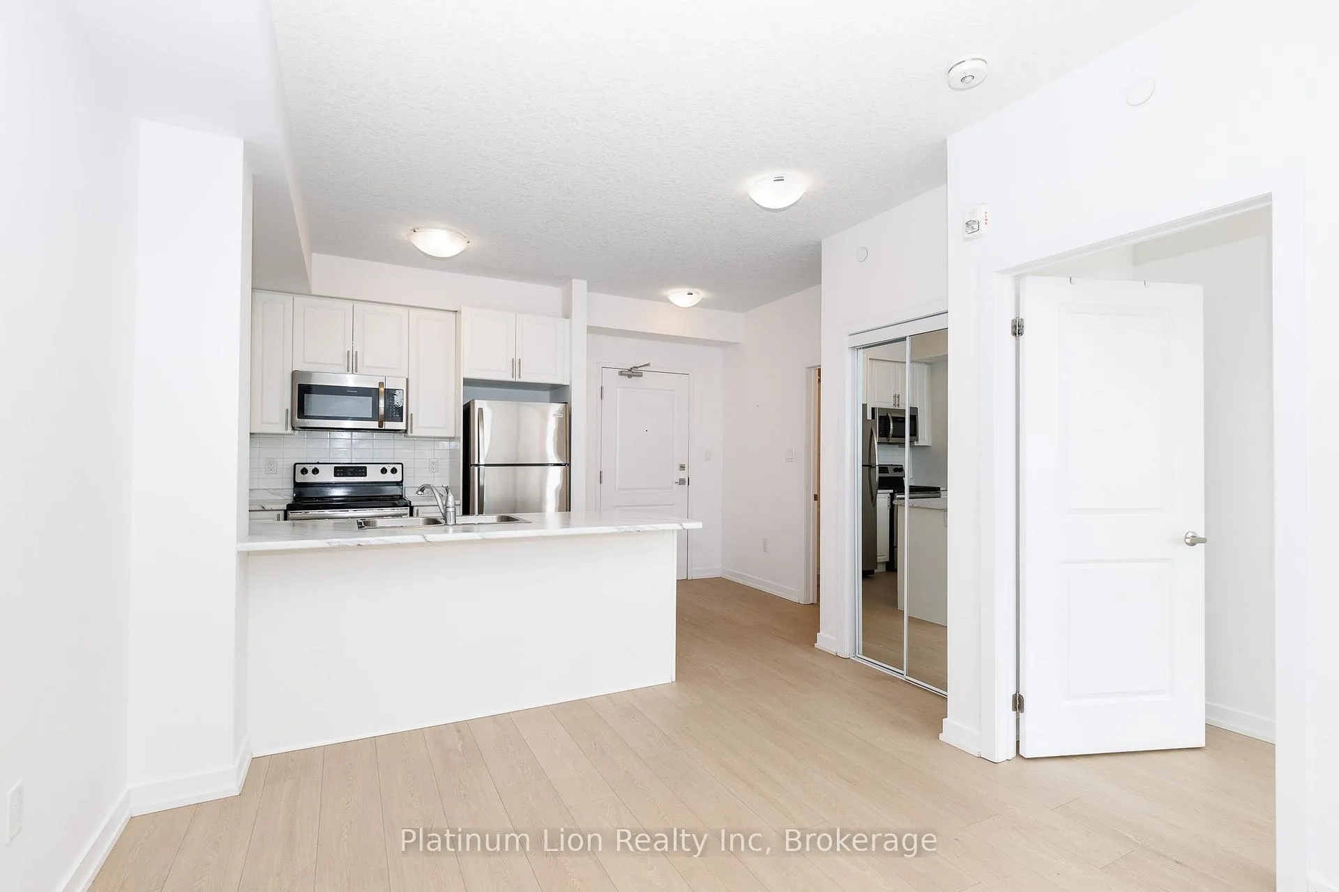 Photo 7 of Unit 428, 101 Shoreview Place, Hamilton, Lakeshore — HOMEH
