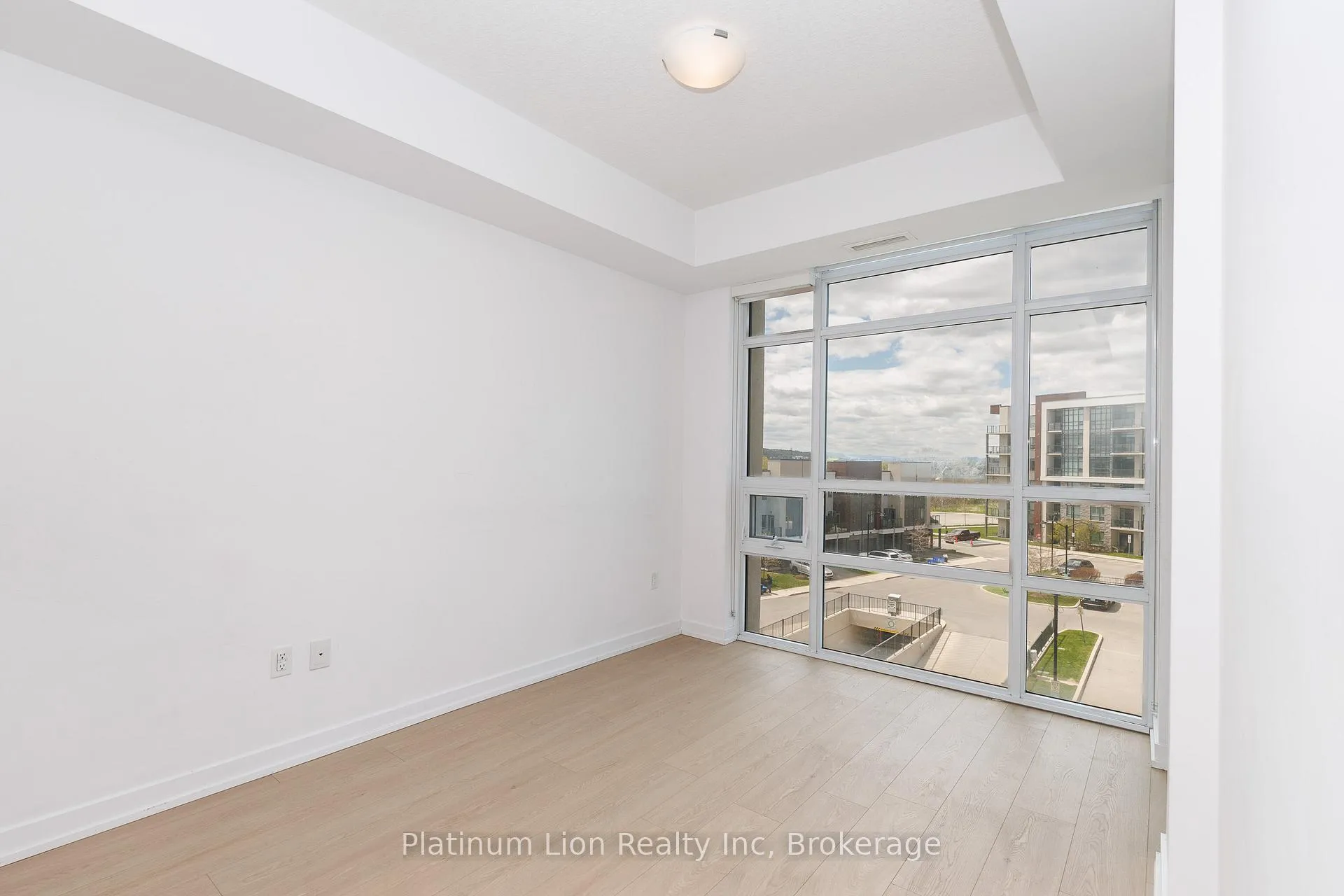 Photo 11 of Unit 428, 101 Shoreview Place, Hamilton, Lakeshore — HOMEH
