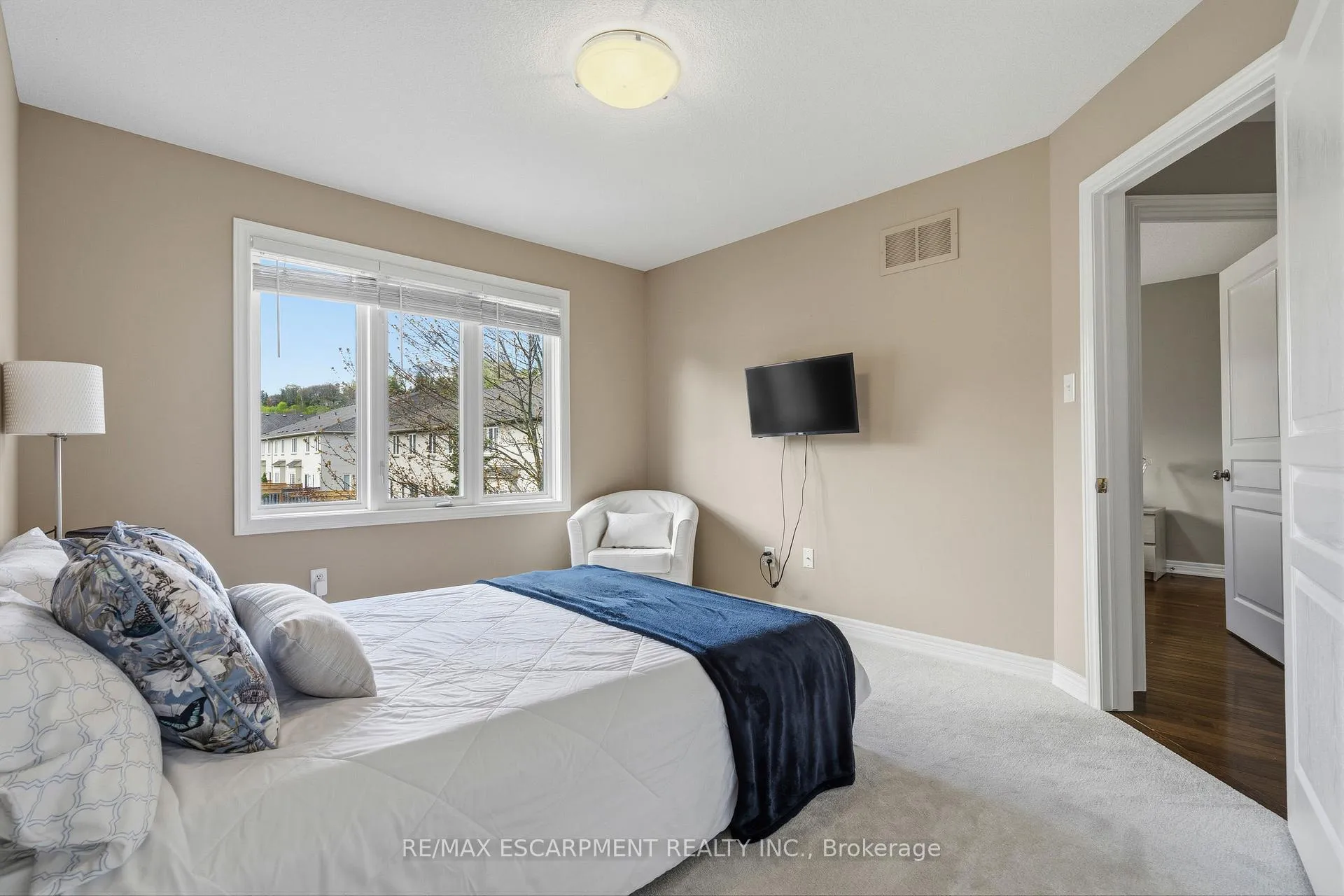 Photo 29 of 96 Newcombe Road, Hamilton, Dundas — HOMEH
