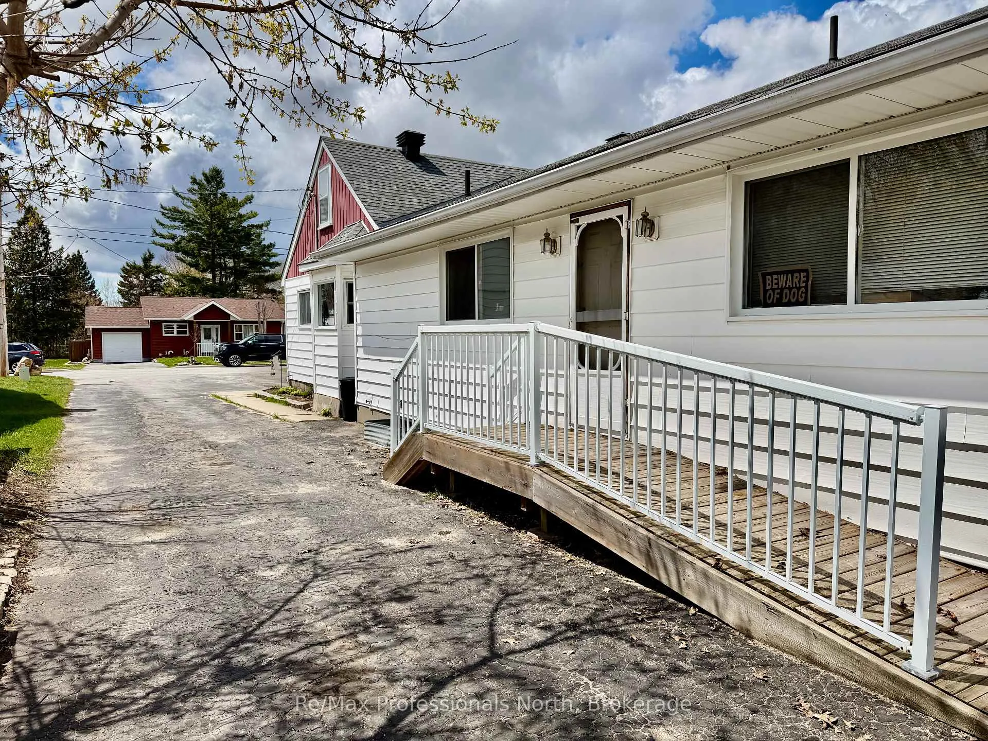 Photo 2 of 550 Mary Street N, Gravenhurst, Muskoka (S) — HOMEH