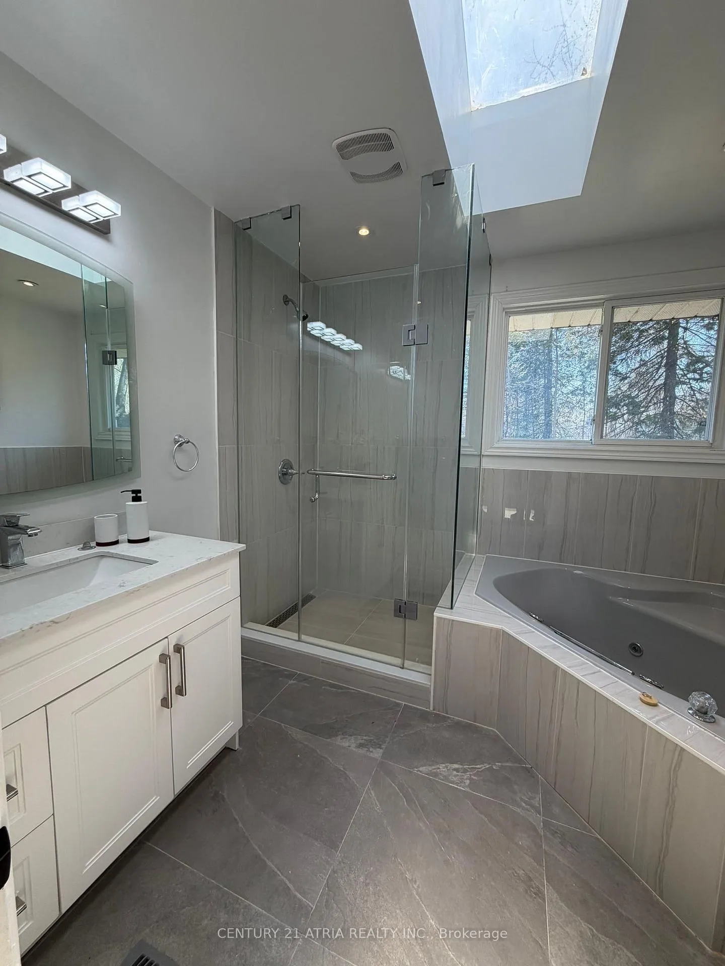 Photo 8 of 27 Waterbend Drive, Georgina, Keswick South — HOMEH