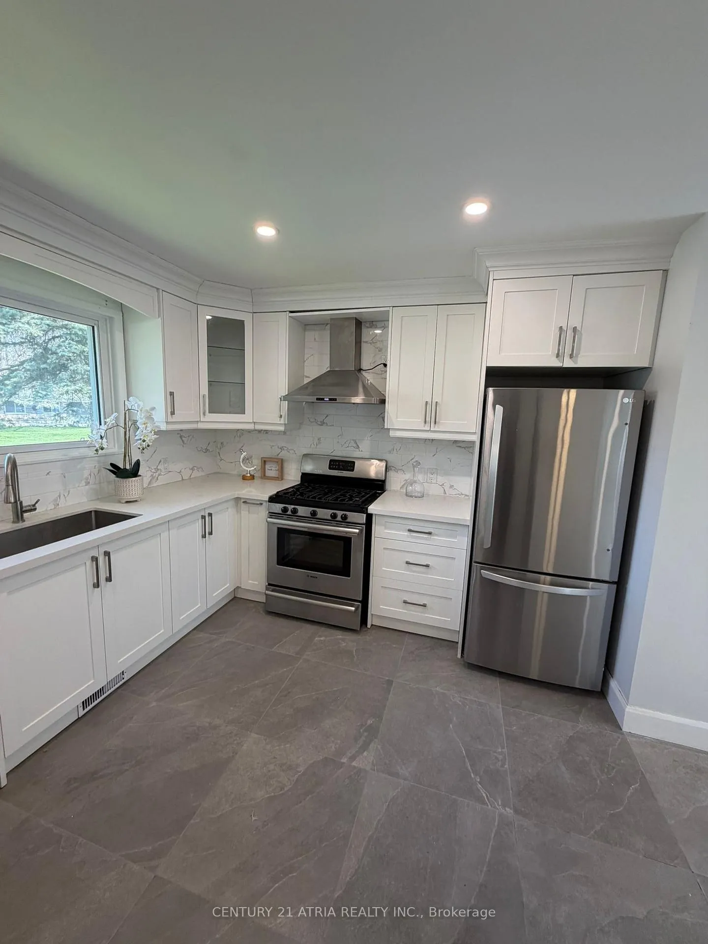 Photo 15 of 27 Waterbend Drive, Georgina, Keswick South — HOMEH