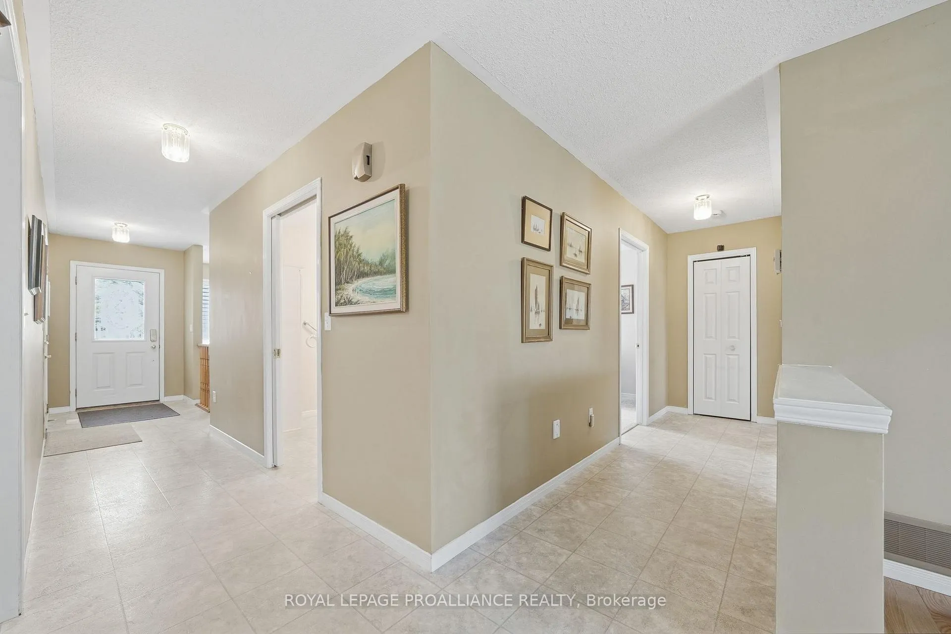 Photo 3 of 20 Pinegrove Court, Belleville, Belleville Ward — HOMEH