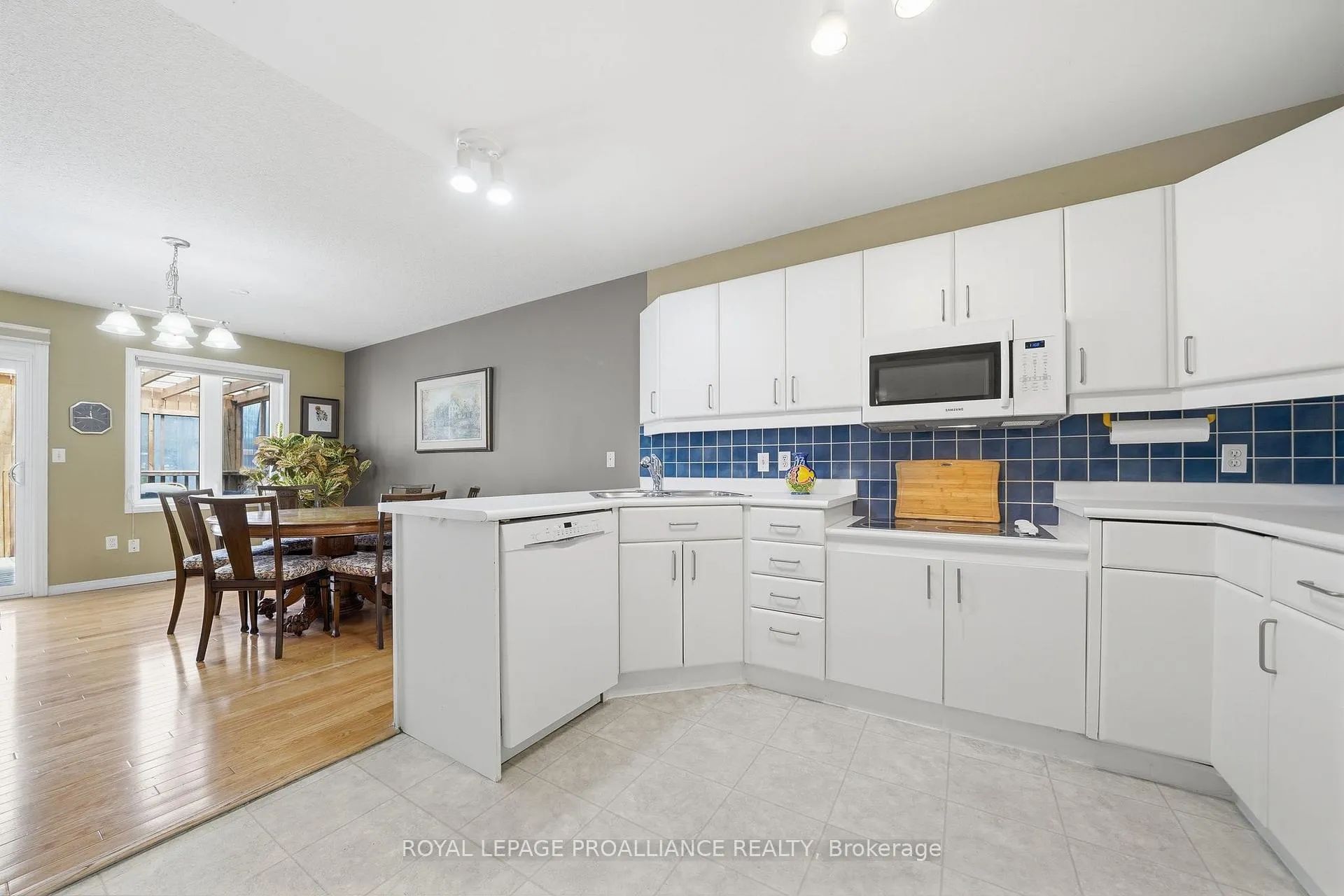 Photo 4 of 20 Pinegrove Court, Belleville, Belleville Ward — HOMEH
