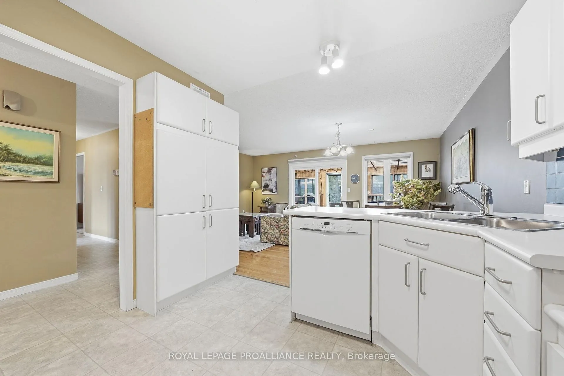 Photo 6 of 20 Pinegrove Court, Belleville, Belleville Ward — HOMEH