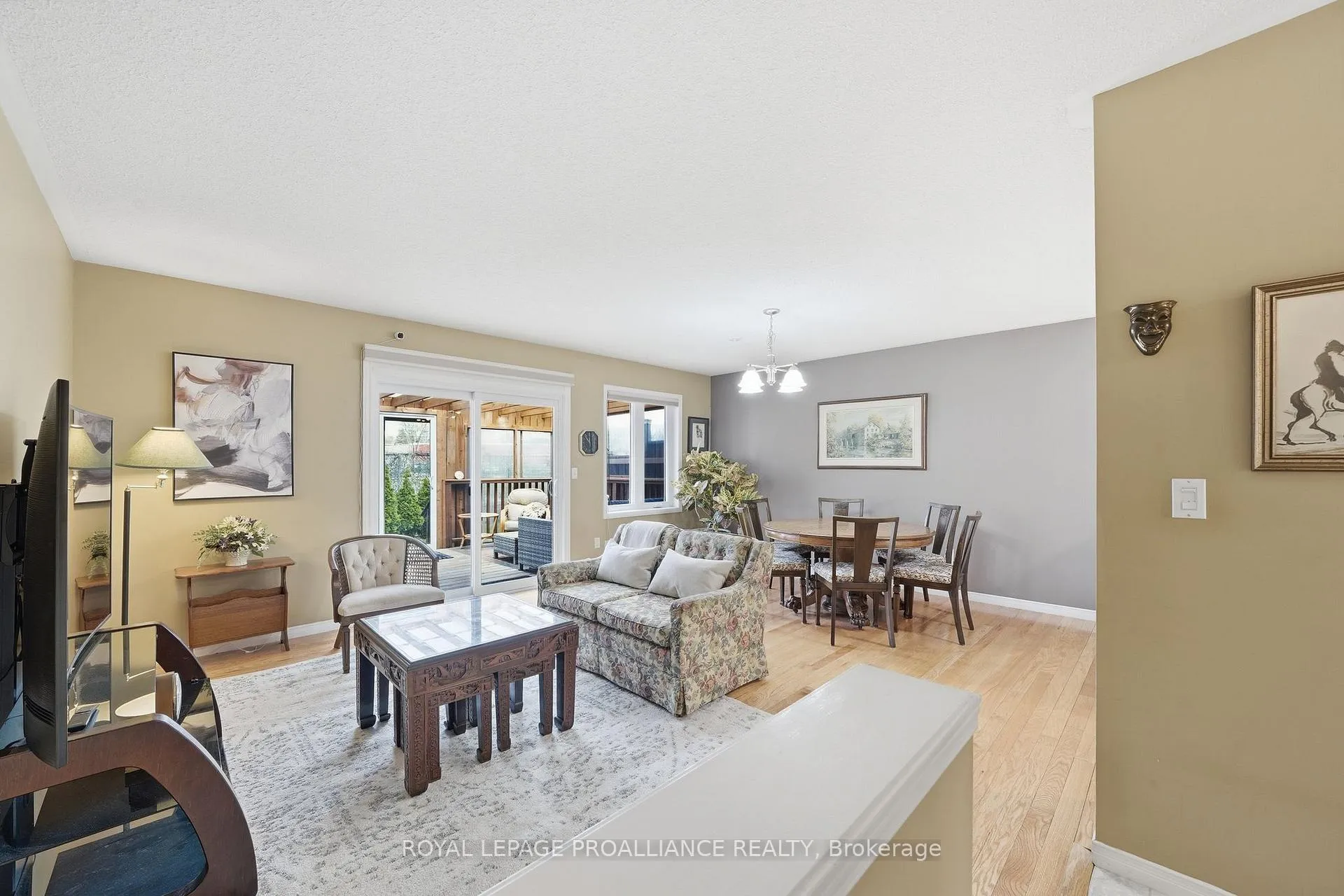 Photo 10 of 20 Pinegrove Court, Belleville, Belleville Ward — HOMEH