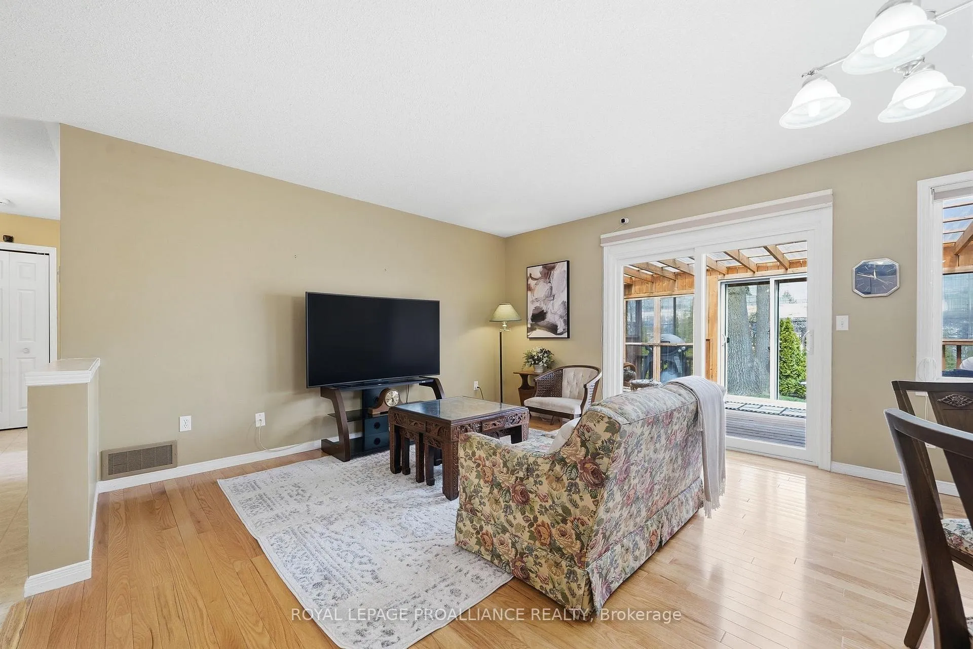Photo 11 of 20 Pinegrove Court, Belleville, Belleville Ward — HOMEH