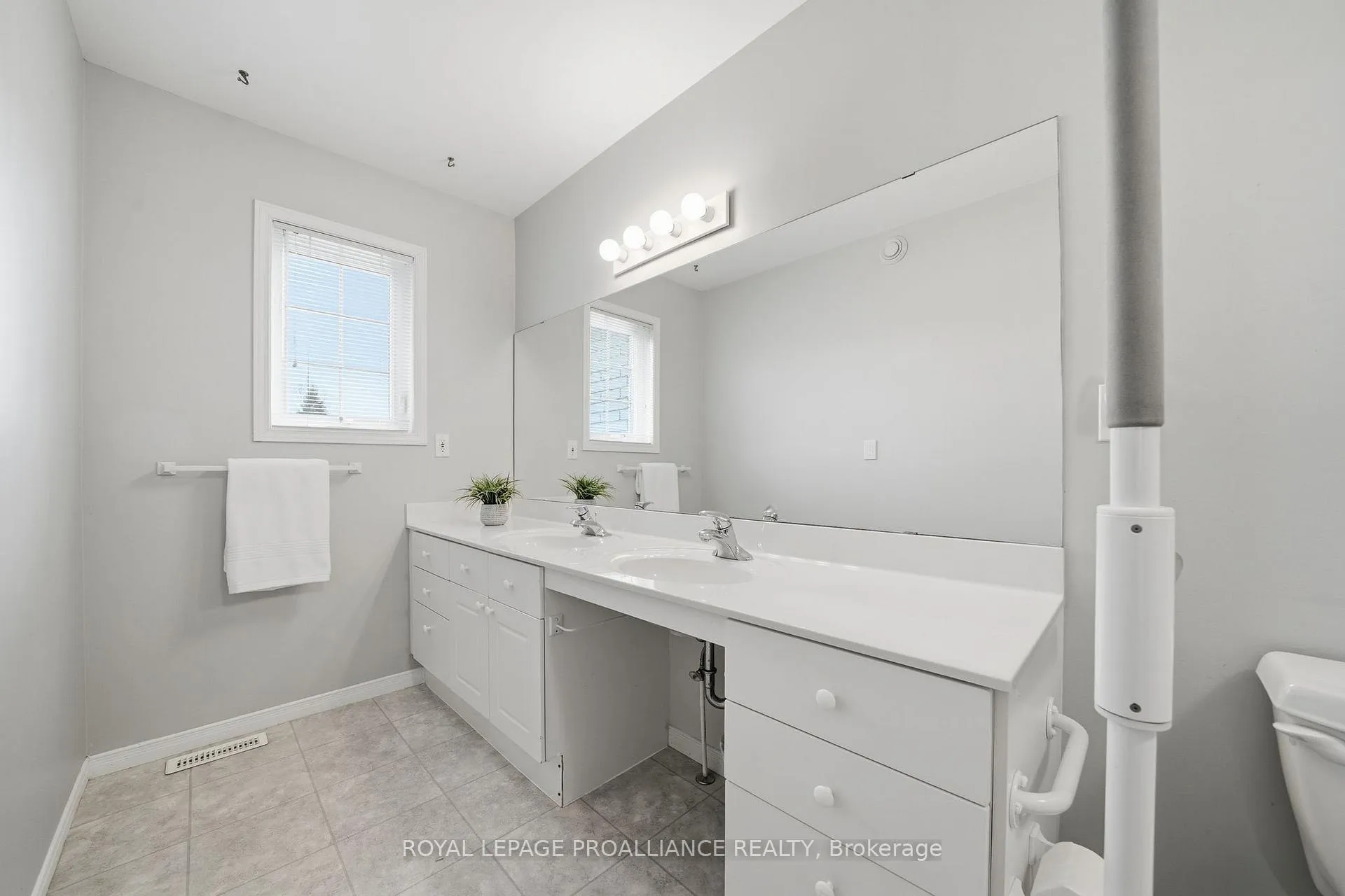 Photo 16 of 20 Pinegrove Court, Belleville, Belleville Ward — HOMEH