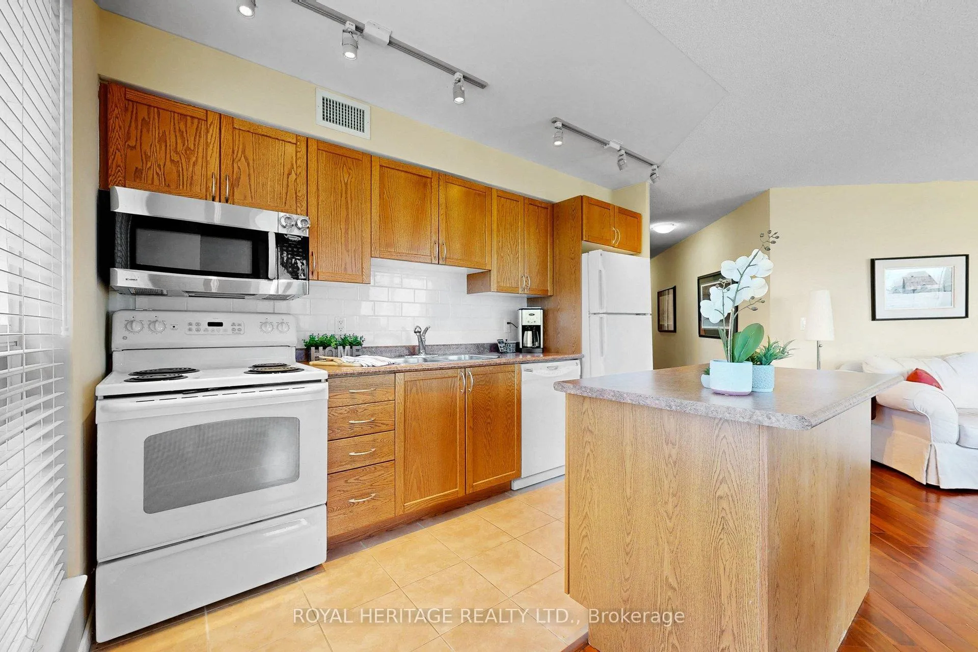 Photo 13 of Unit 112, 340 Watson Street W, Whitby, Port Whitby — HOMEH