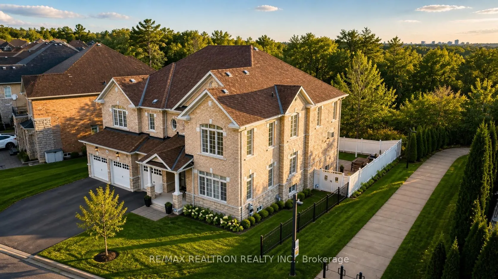 Photo 4 of 228 Upper Post Road, Vaughan, Patterson — HOMEH