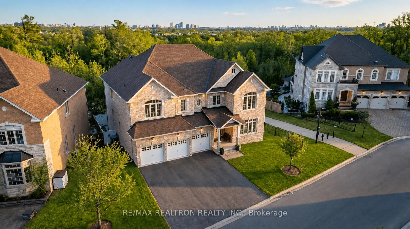 Photo 5 of 228 Upper Post Road, Vaughan, Patterson — HOMEH