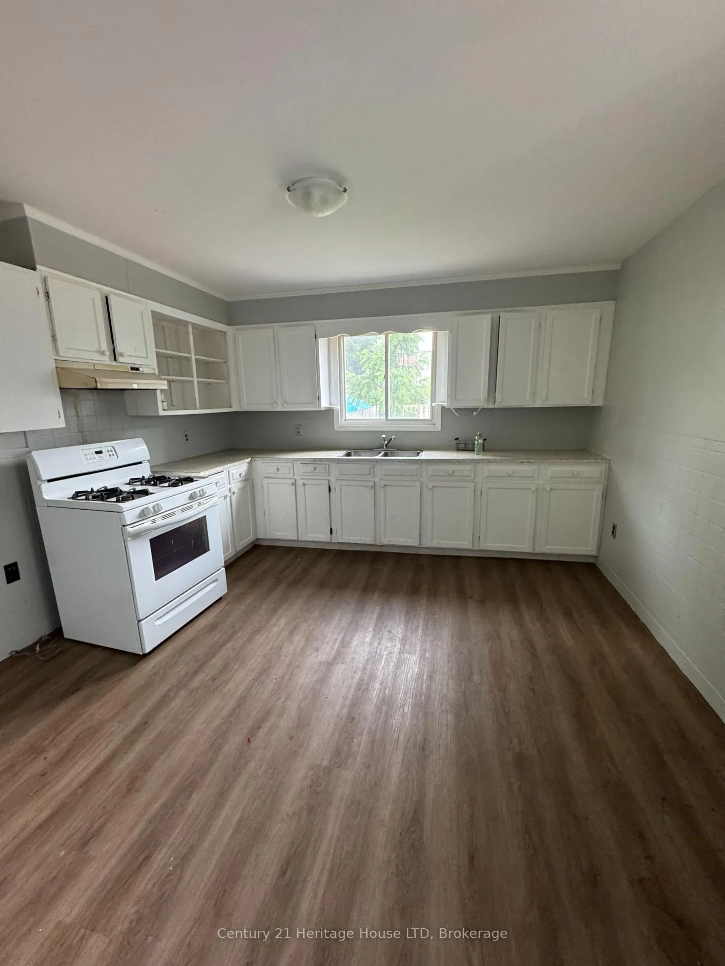 Photo 5 of 4688 Ryerson Crescent, Niagara Falls, Downtown — HOMEH