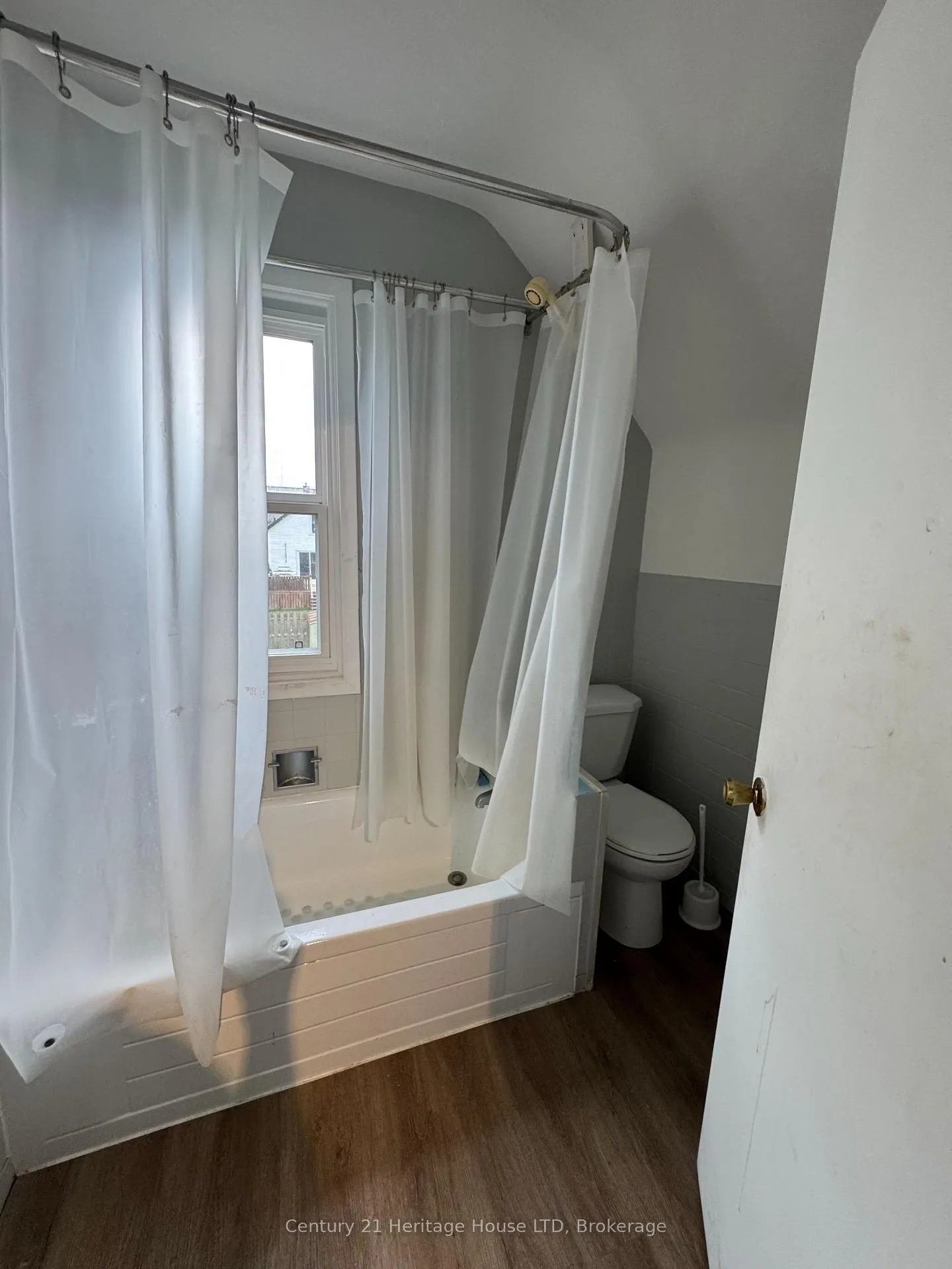 Photo 13 of 4688 Ryerson Crescent, Niagara Falls, Downtown — HOMEH