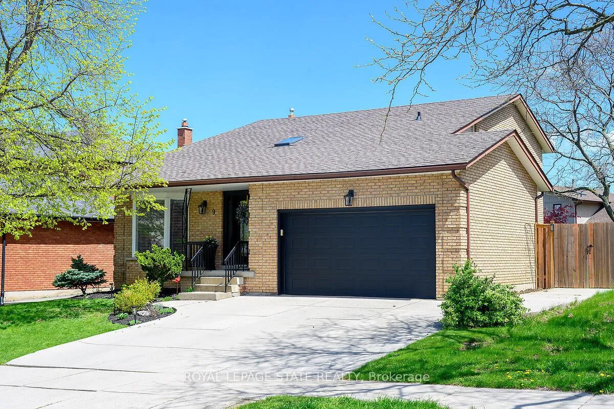 Photo 2 of 9 Ben Tirran Crescent, Hamilton, Stoney Creek — HOMEH