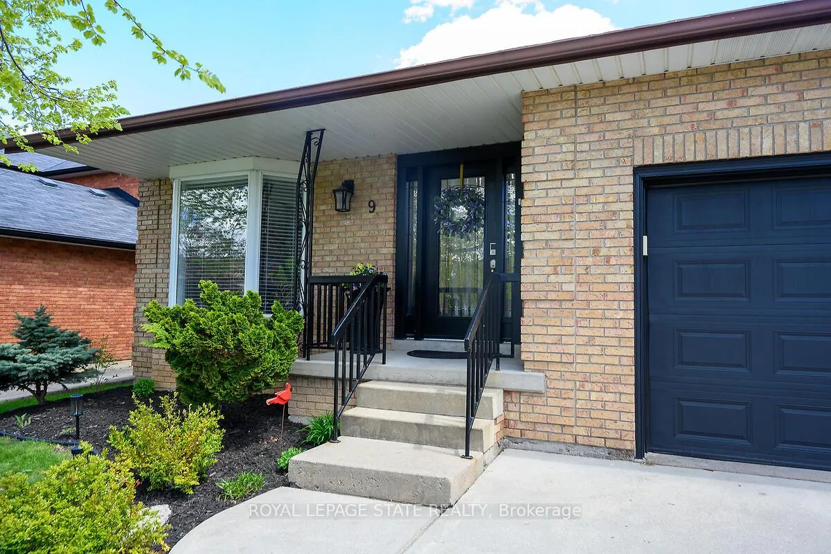 Photo 3 of 9 Ben Tirran Crescent, Hamilton, Stoney Creek — HOMEH