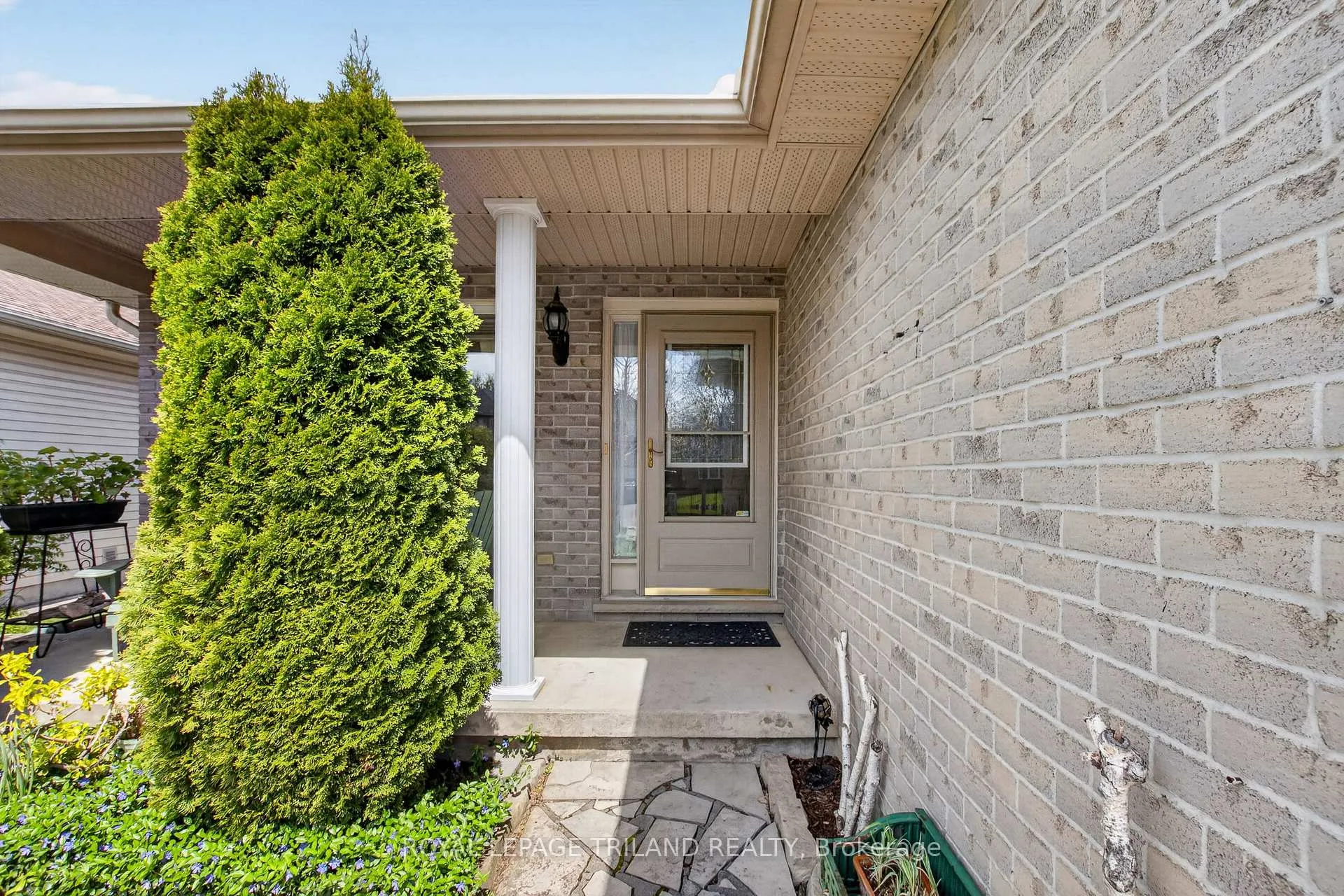 Photo 3 of 1719 Devos Drive, London, North C — HOMEH