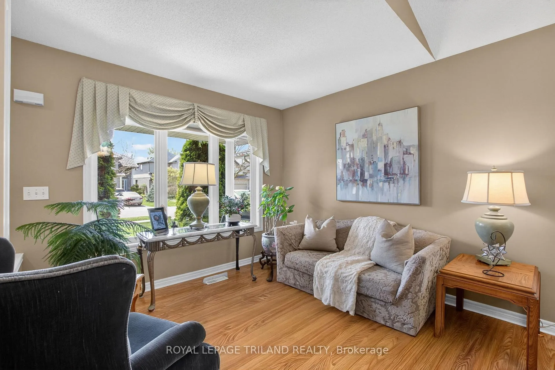 Photo 5 of 1719 Devos Drive, London, North C — HOMEH