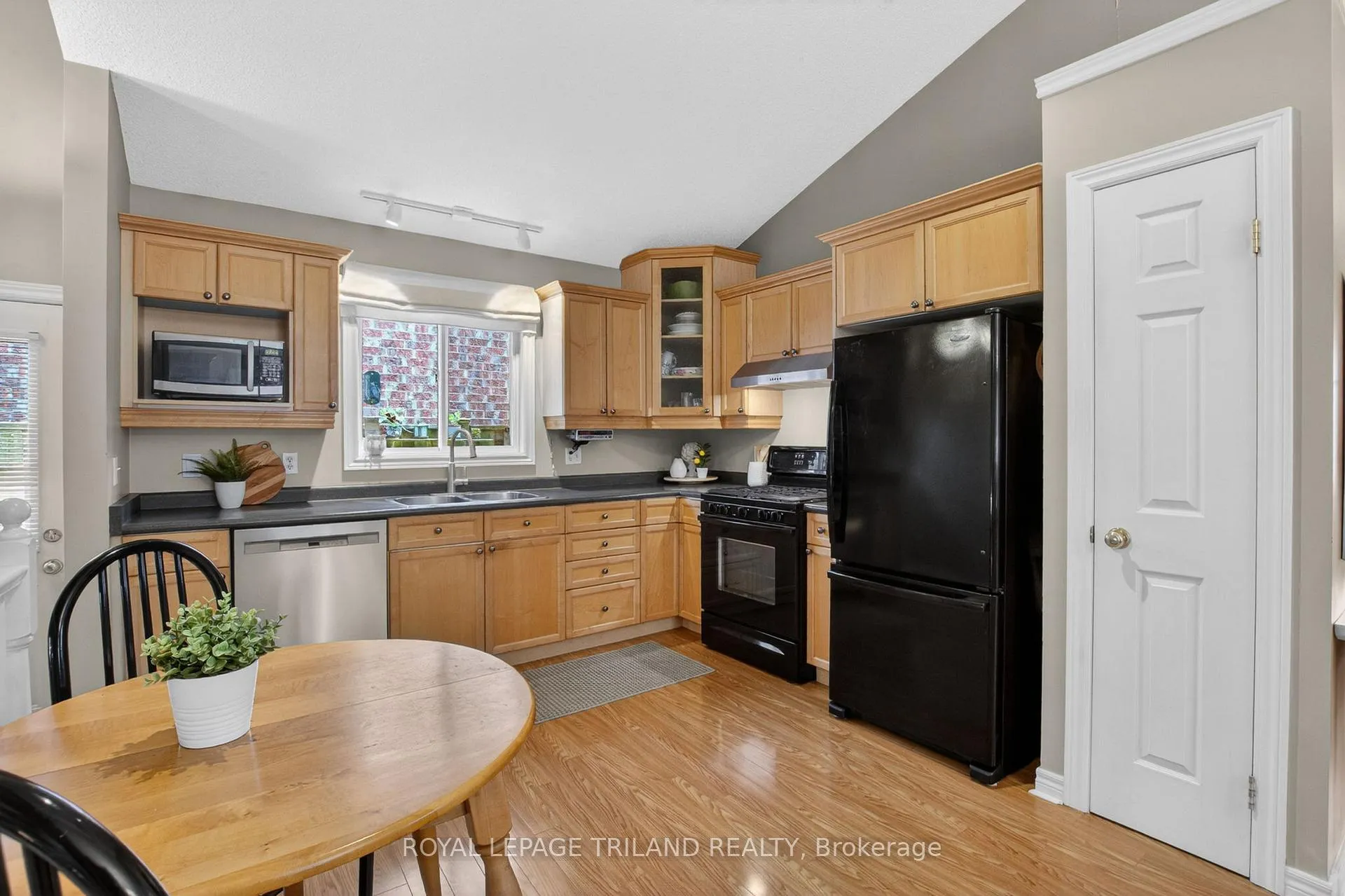 Photo 8 of 1719 Devos Drive, London, North C — HOMEH