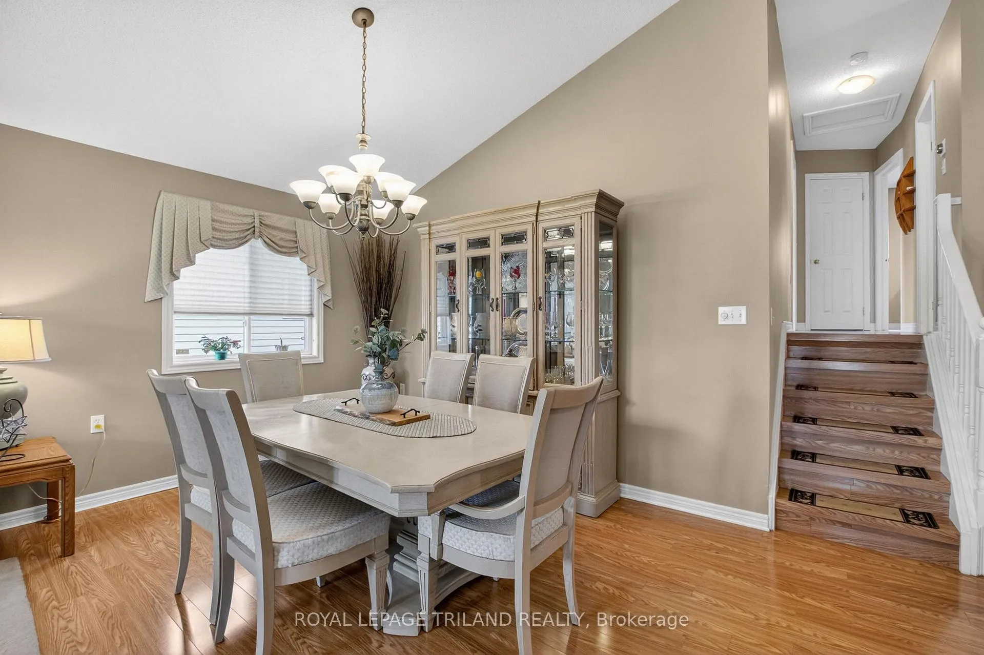 Photo 11 of 1719 Devos Drive, London, North C — HOMEH