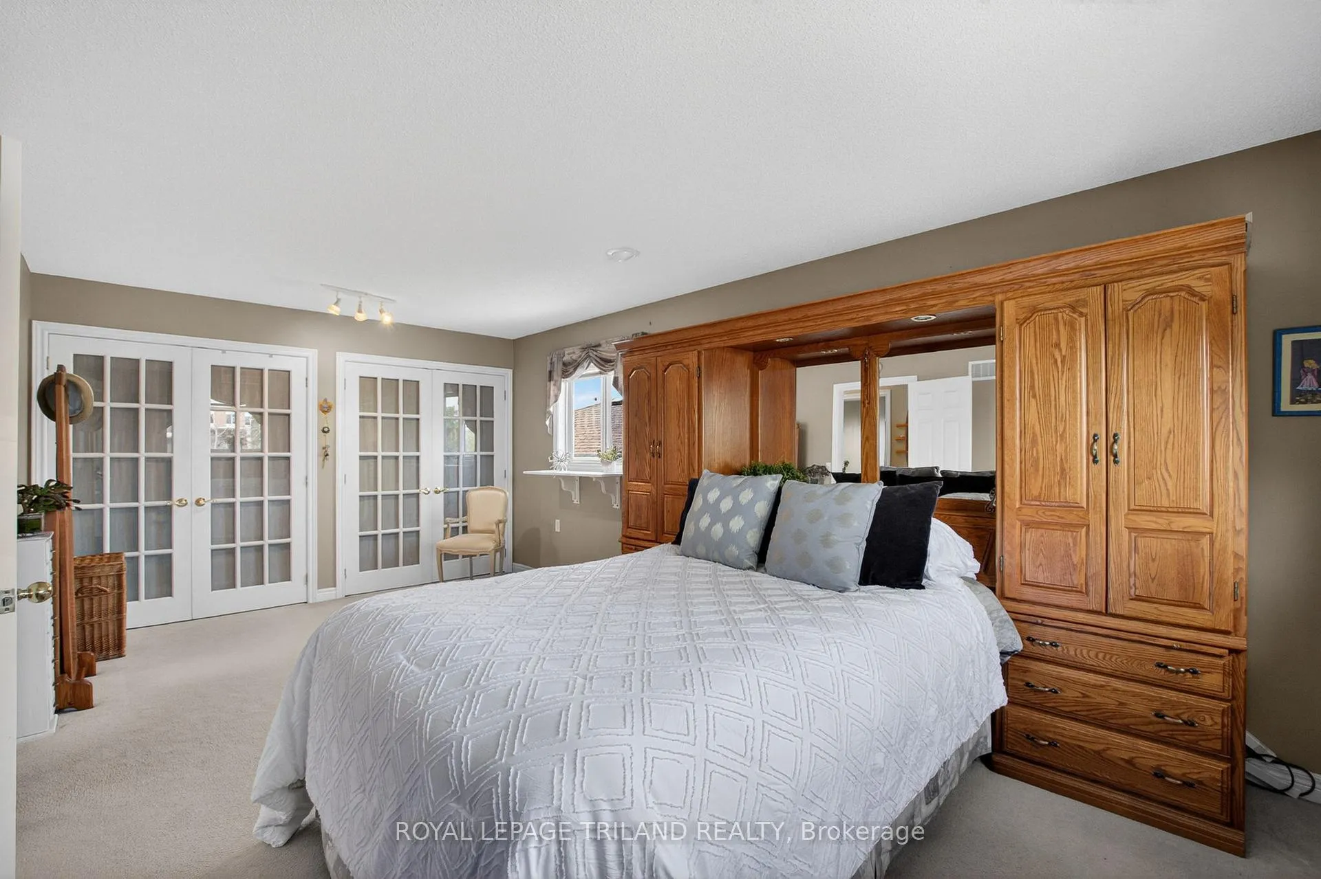 Photo 16 of 1719 Devos Drive, London, North C — HOMEH