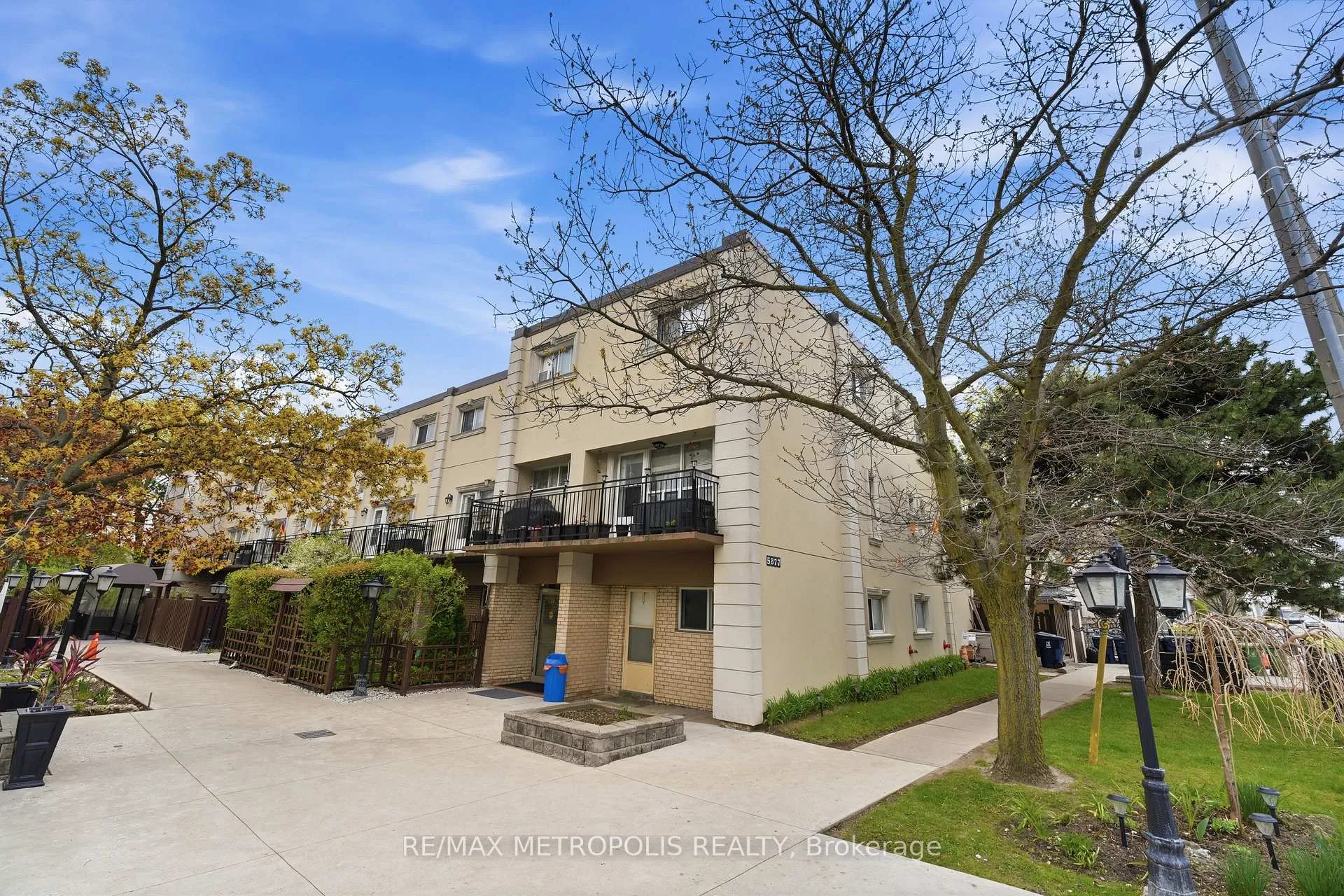 Photo of Unit 205, 5877 Bathurst Street