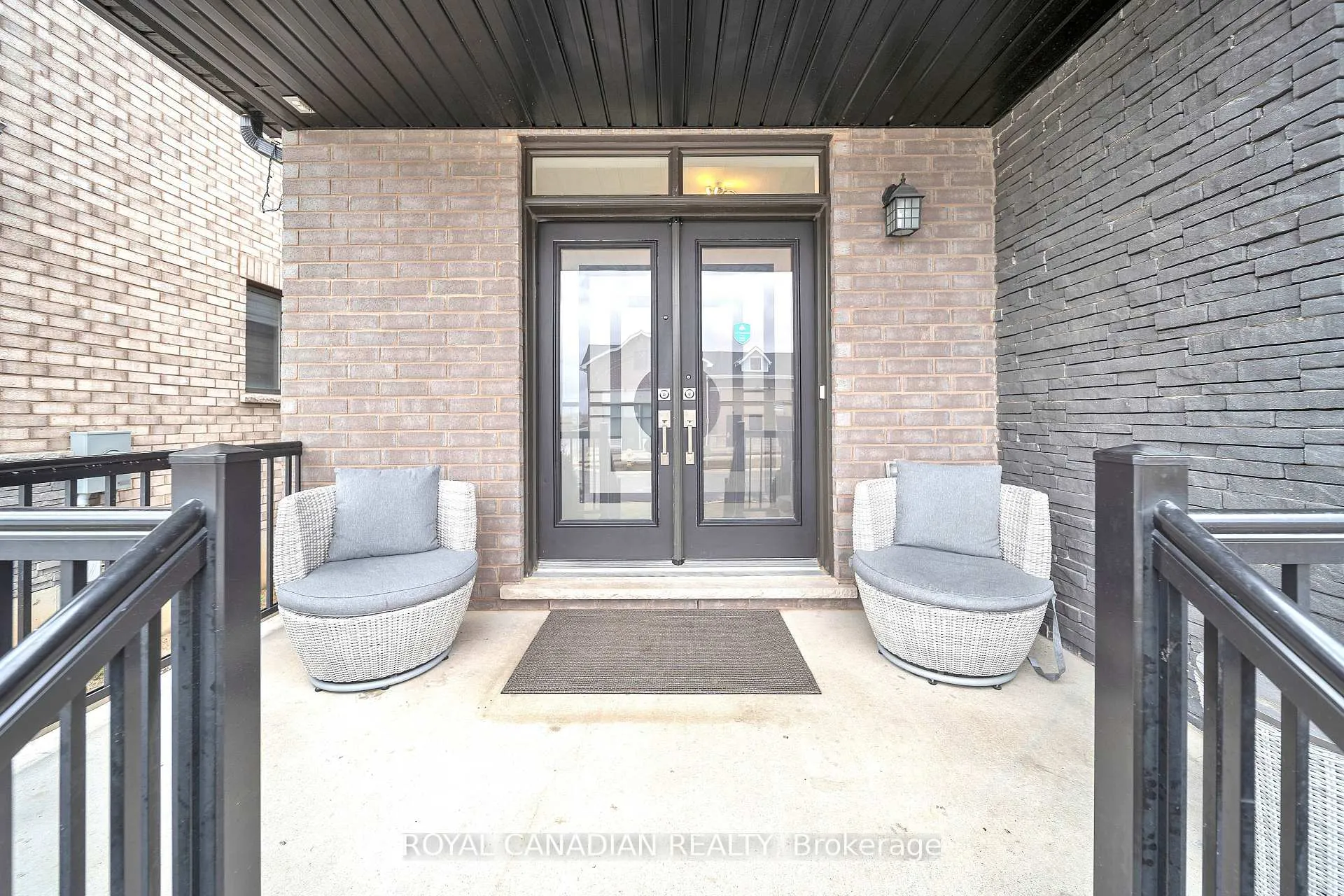 Photo 5 of 19 Richard William Drive, Haldimand — HOMEH