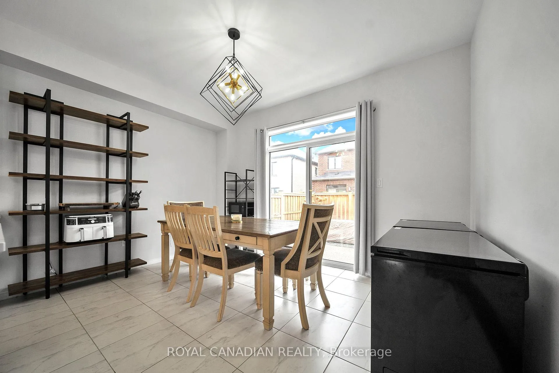 Photo 13 of 19 Richard William Drive, Haldimand — HOMEH