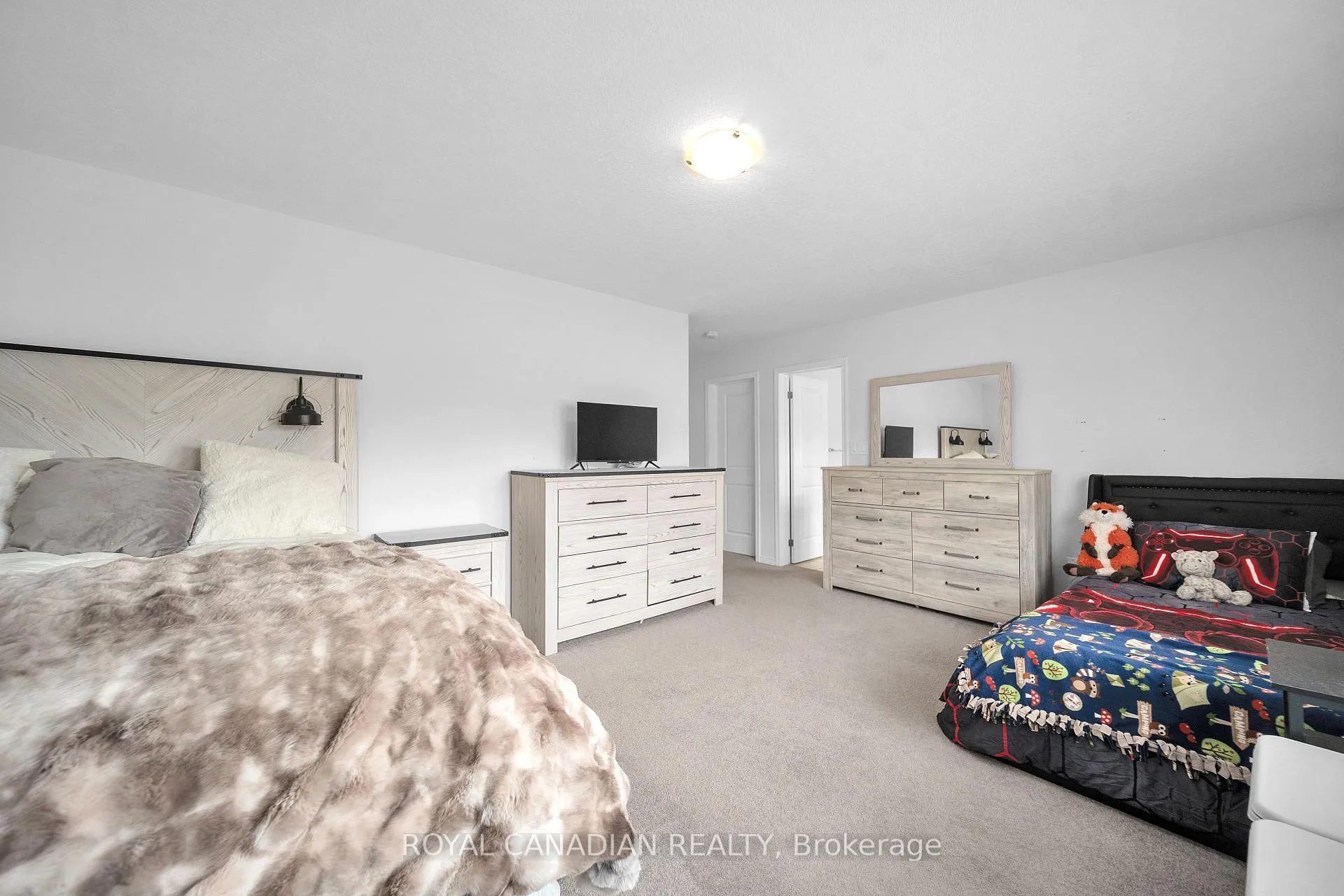 Photo 24 of 19 Richard William Drive, Haldimand — HOMEH
