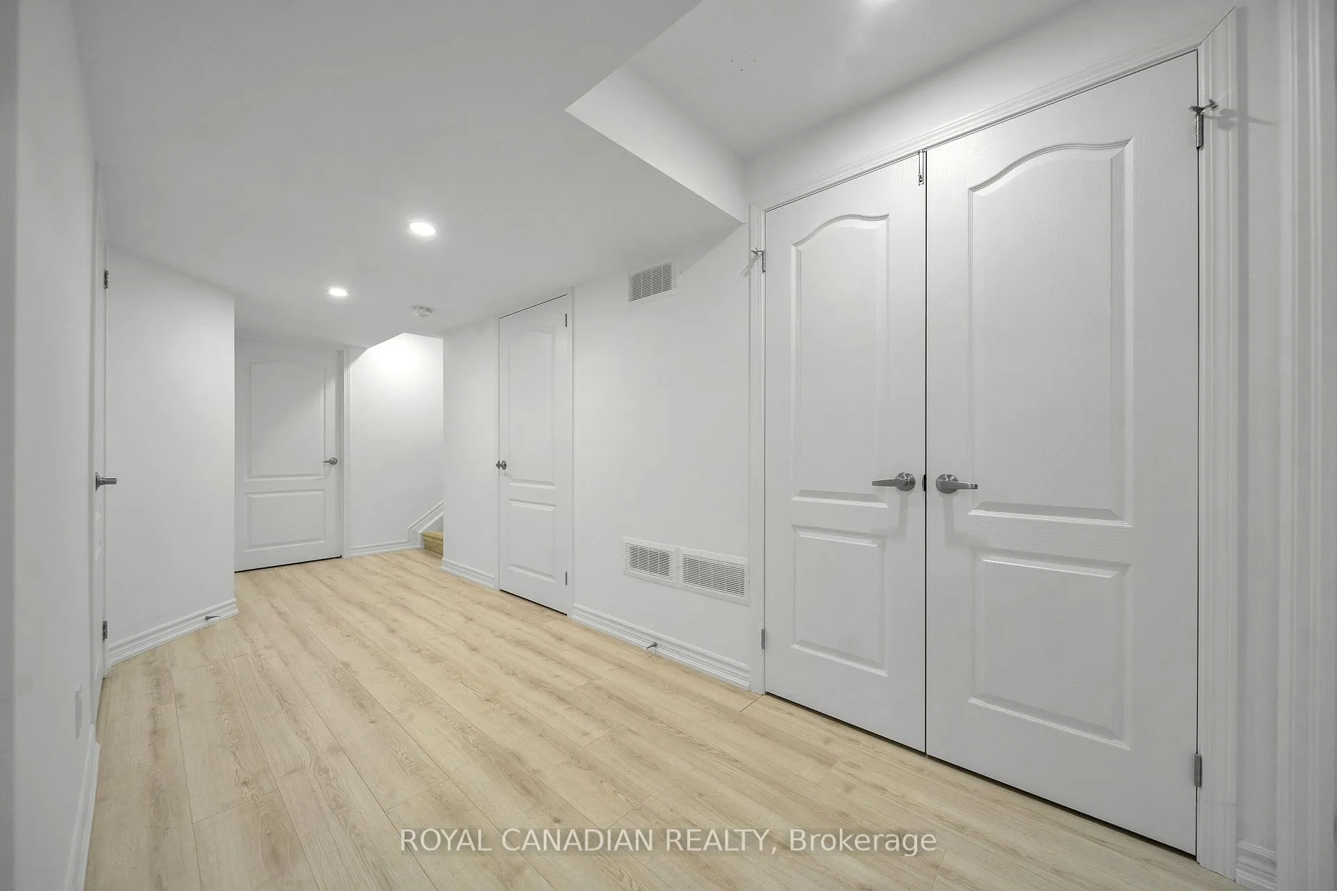 Photo 37 of 19 Richard William Drive, Haldimand — HOMEH